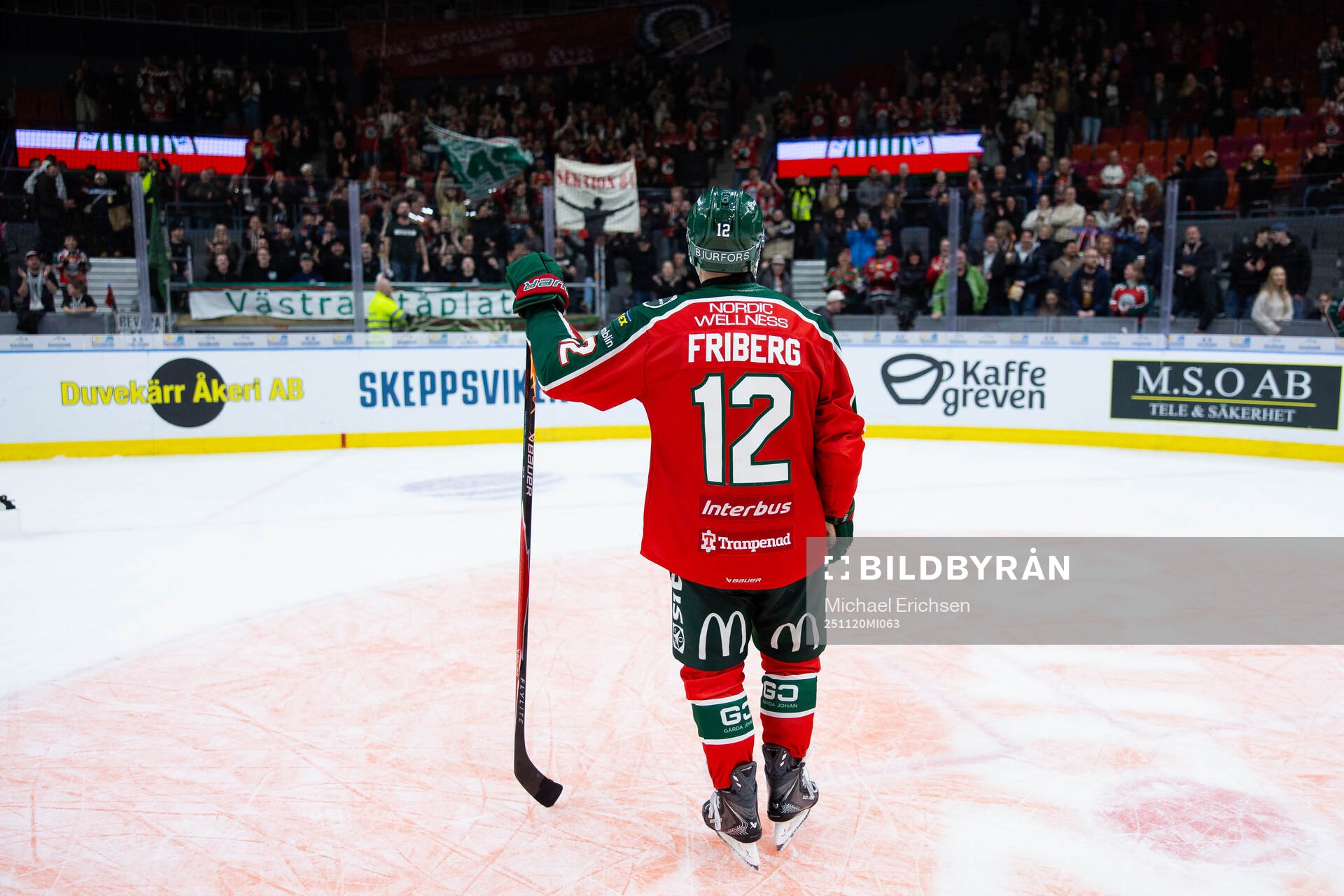 Frölundas supportrar sjunger för Frölundas Max Friberg