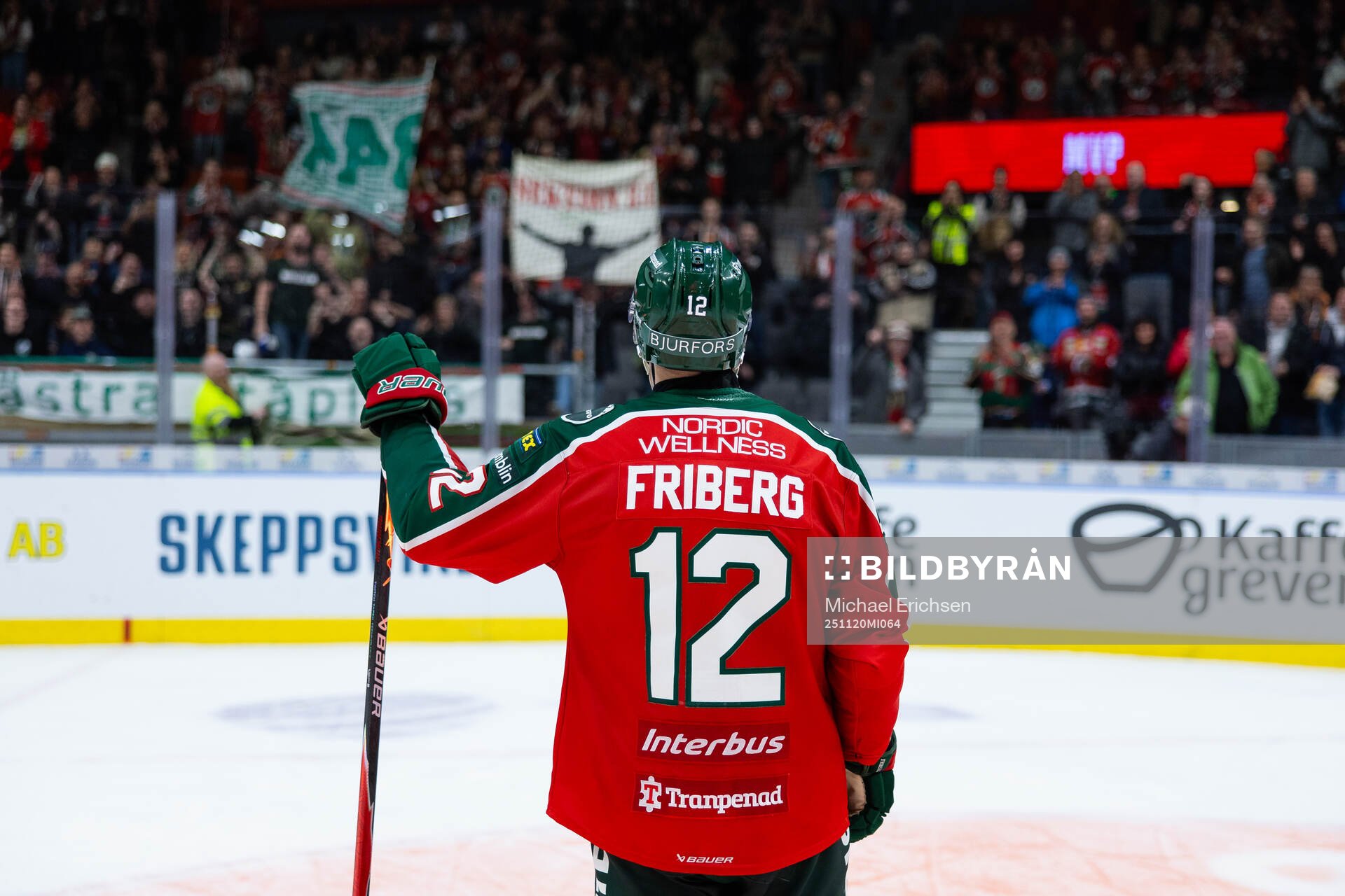 Frölundas supportrar sjunger för Frölundas Max Friberg