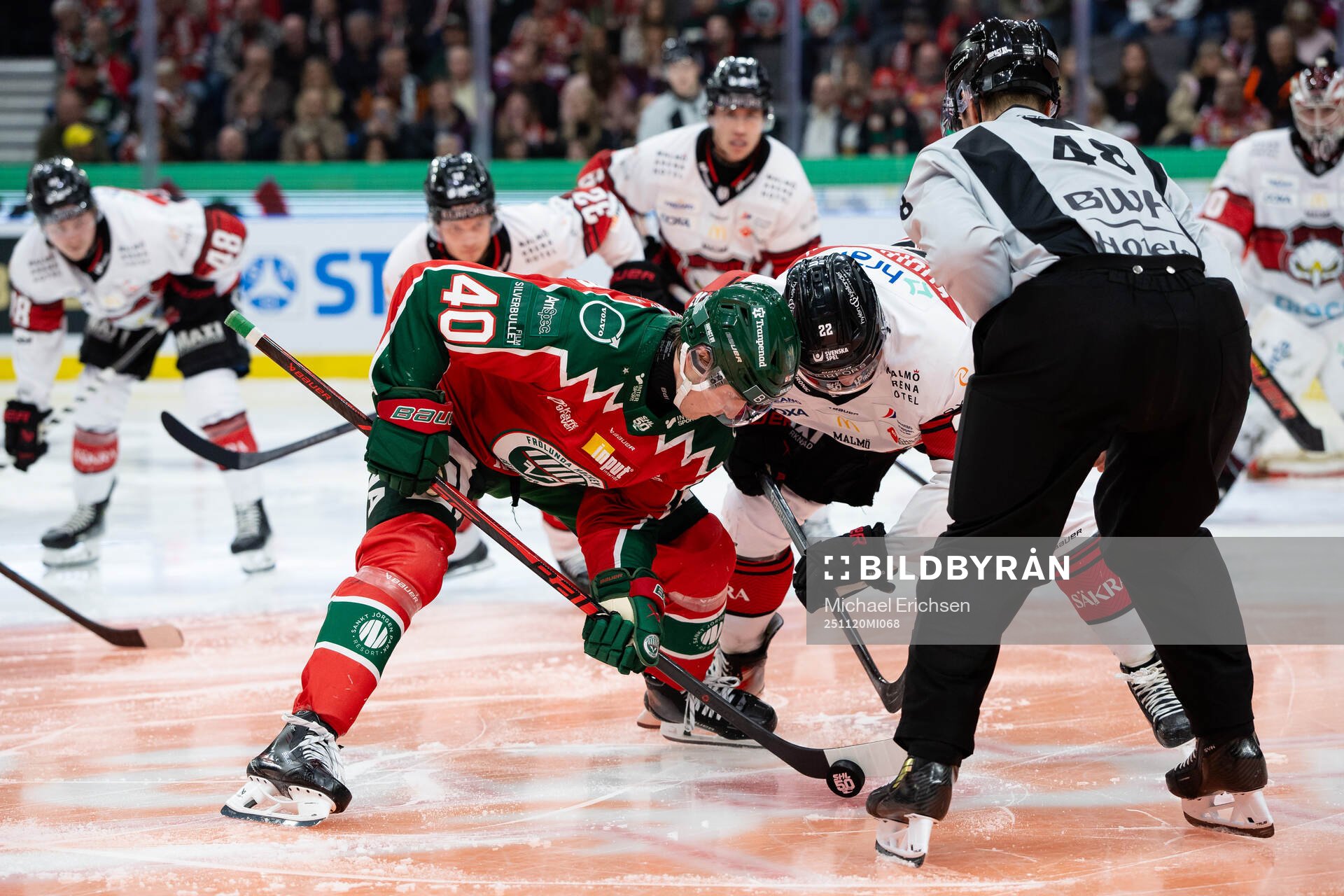 Frölundas Jacob Peterson tekar mot Malmö Redhawks Janne