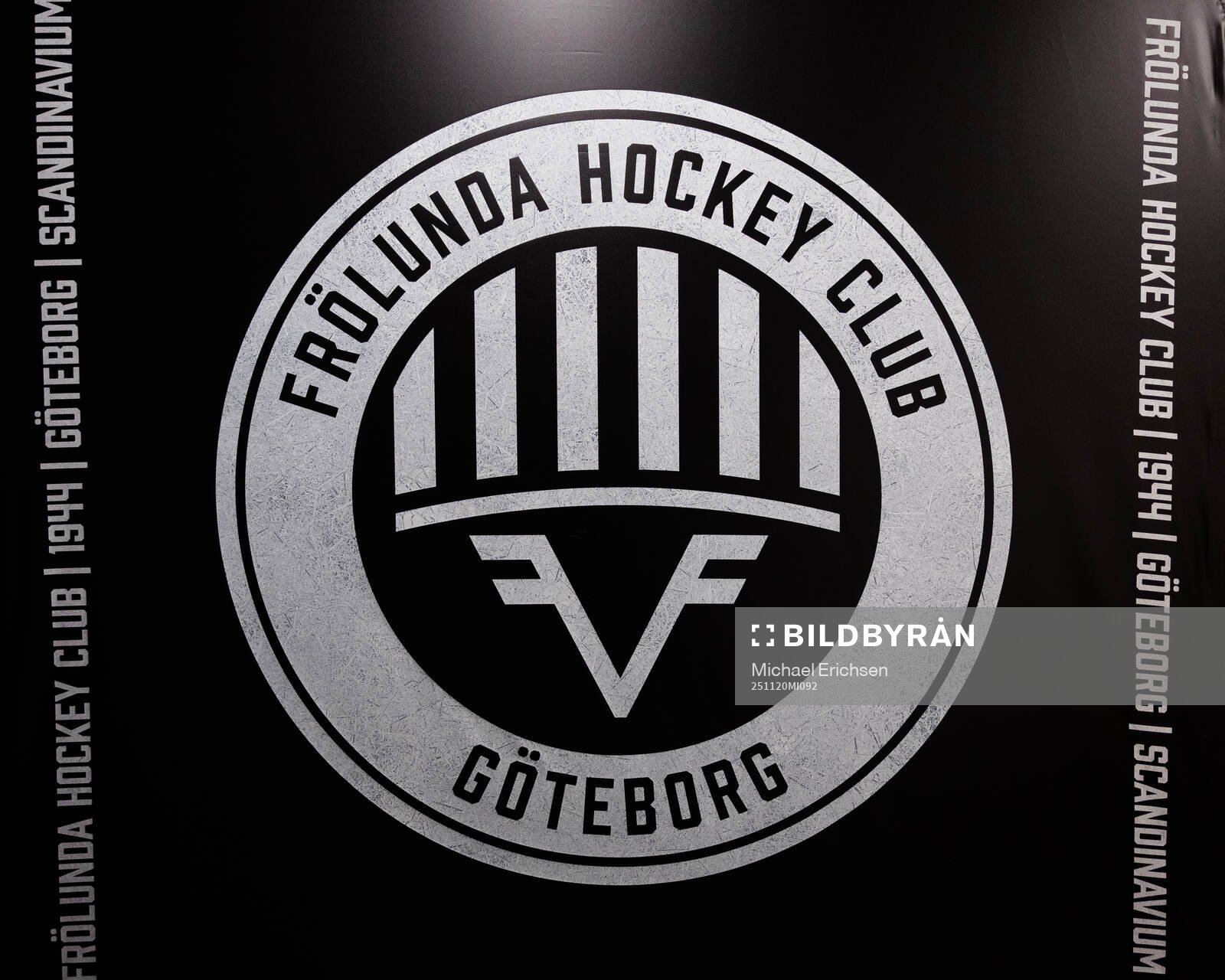 Frölundas klubbmärke på introväggarna