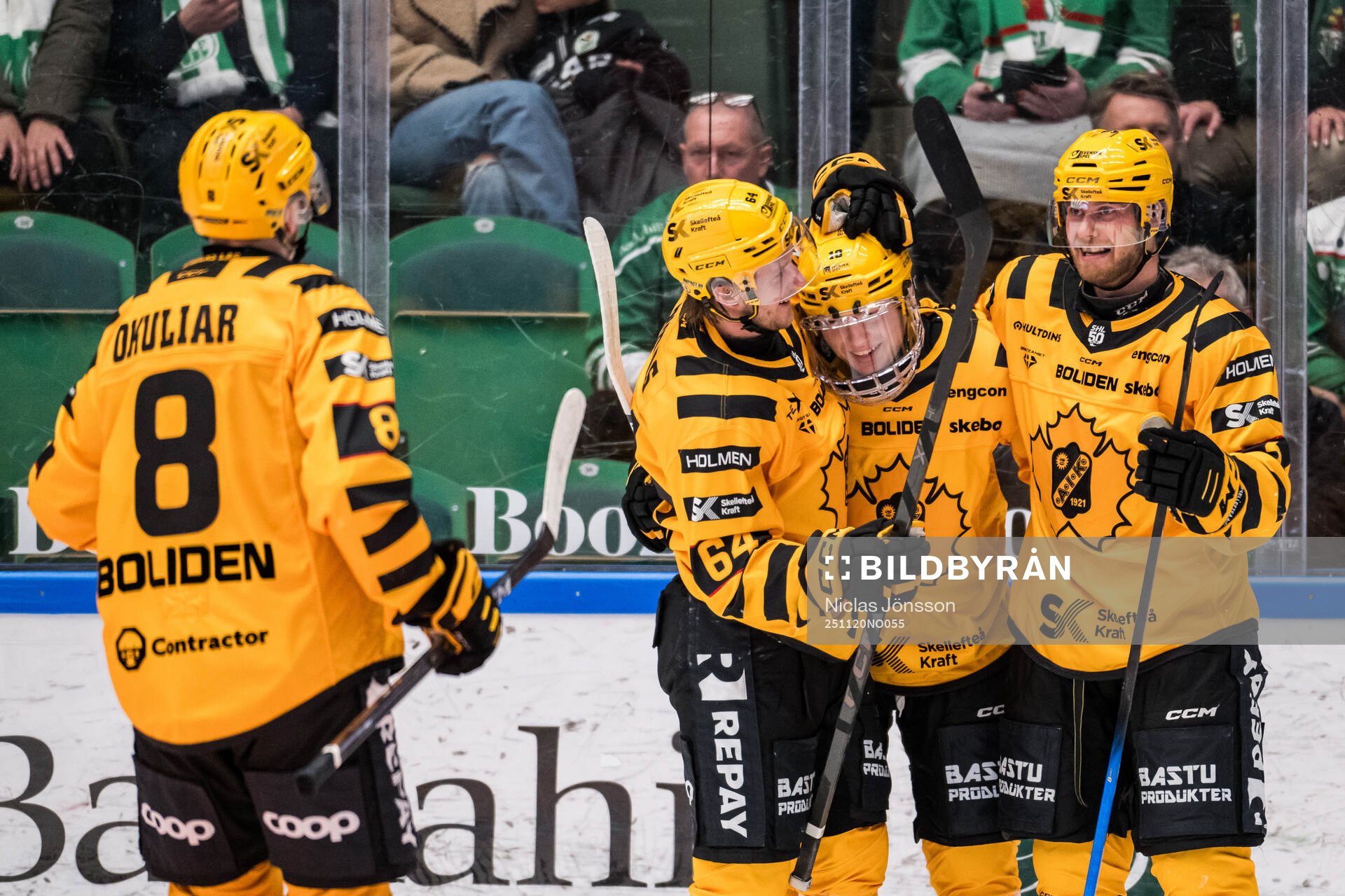 Skellefteås Jonathan Pudas och Viktor Klingsell jublar