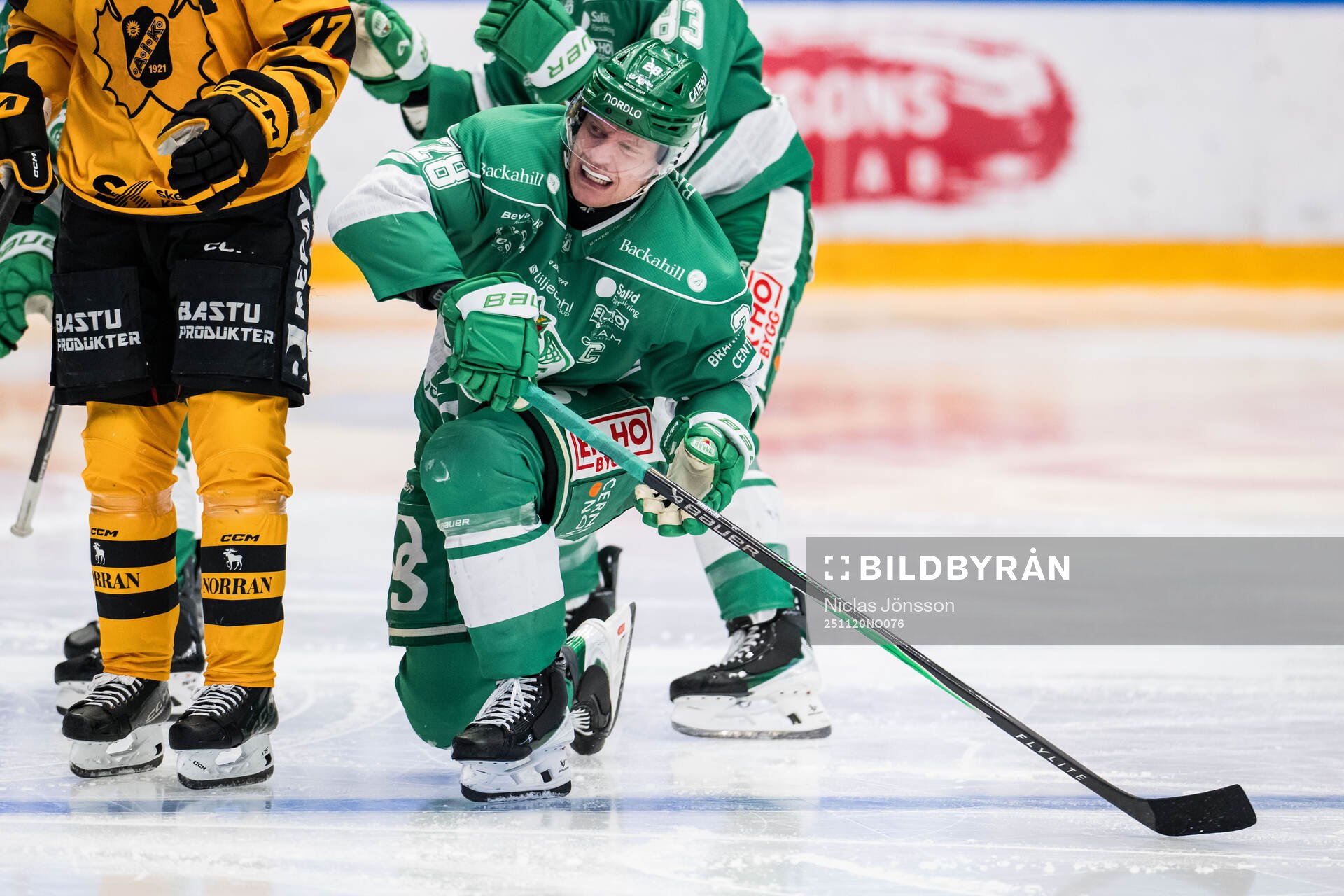 Rögles Anton Bengtsson har ontunder ishockeymatchen i SHL