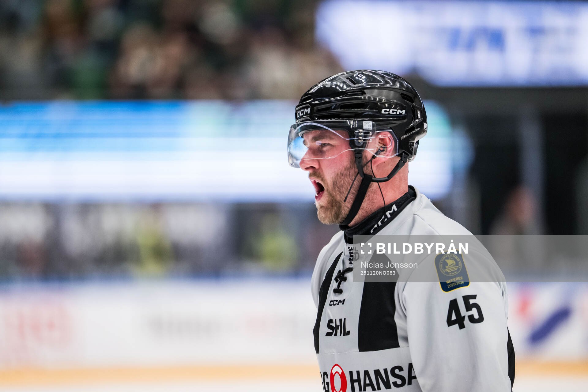 Linjedomare Andréas Svensson har ont