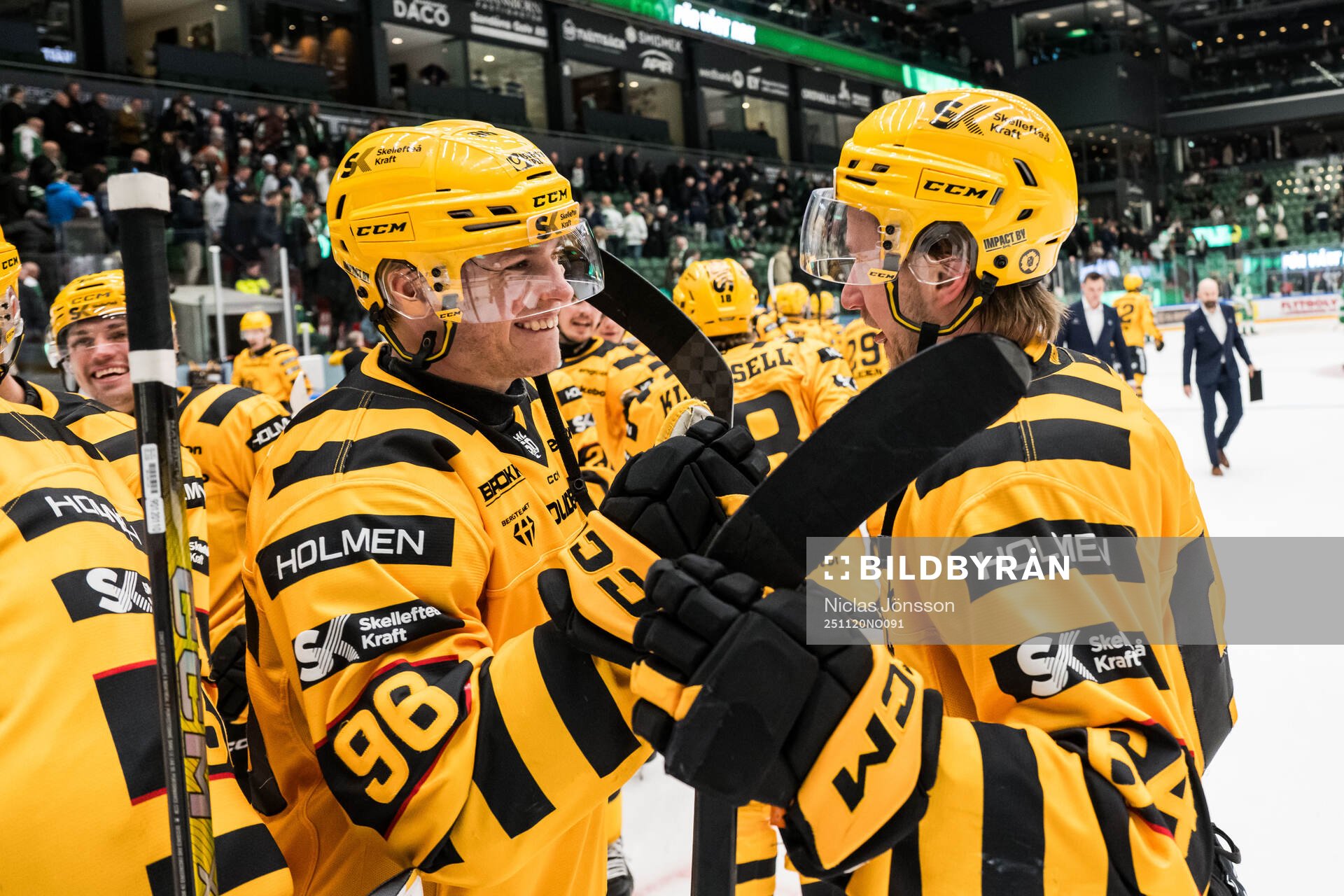 Skellefteås Rickard Hugg och Jonathan Pudas jublar