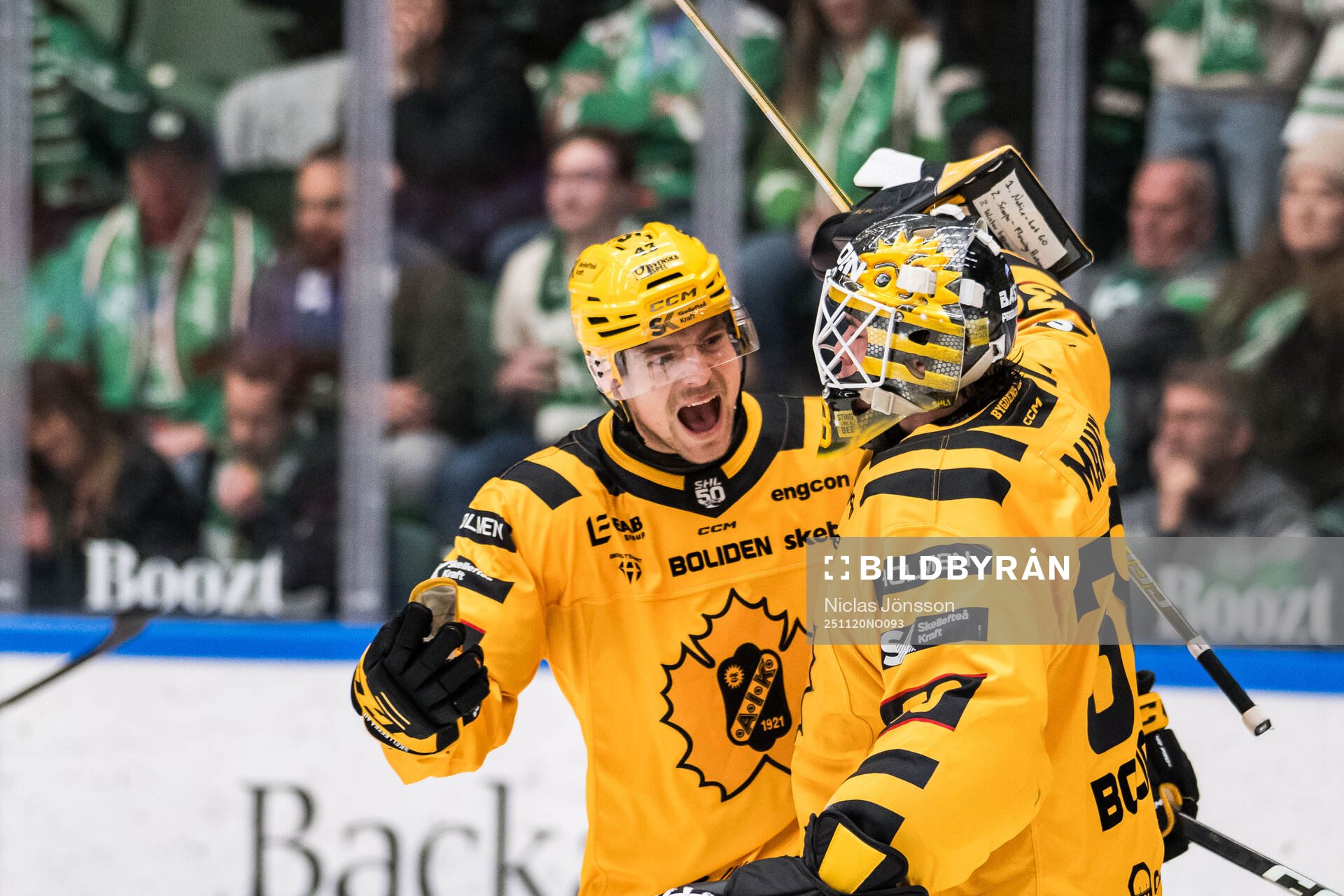Skellefteås Max Krogdahl och målvakt Strauss Mann jublar