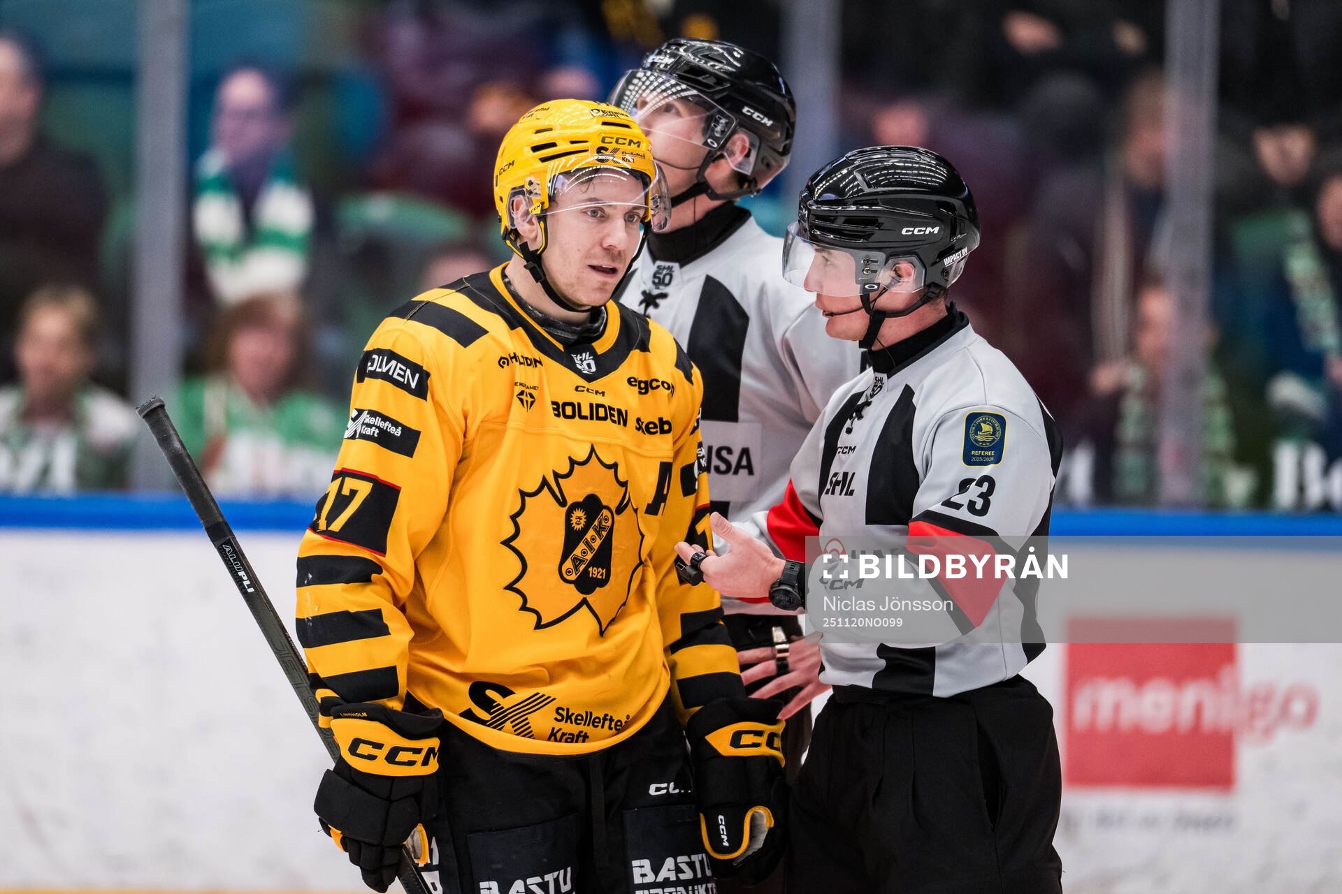 Skellefteås Pär Lindholm i samtal med domaren
