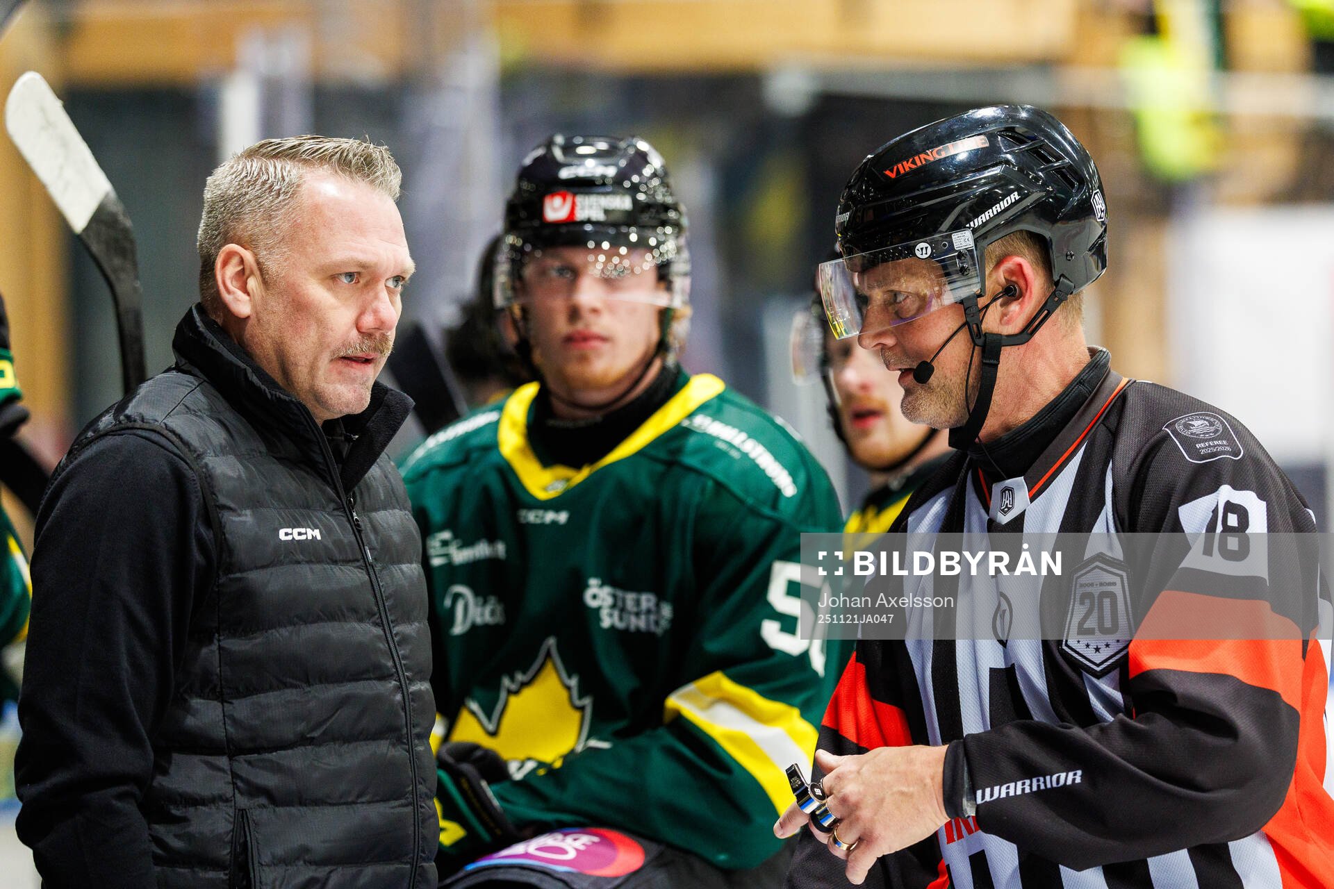Östersunds tränare Mikael Holmqvist i samtal med domare