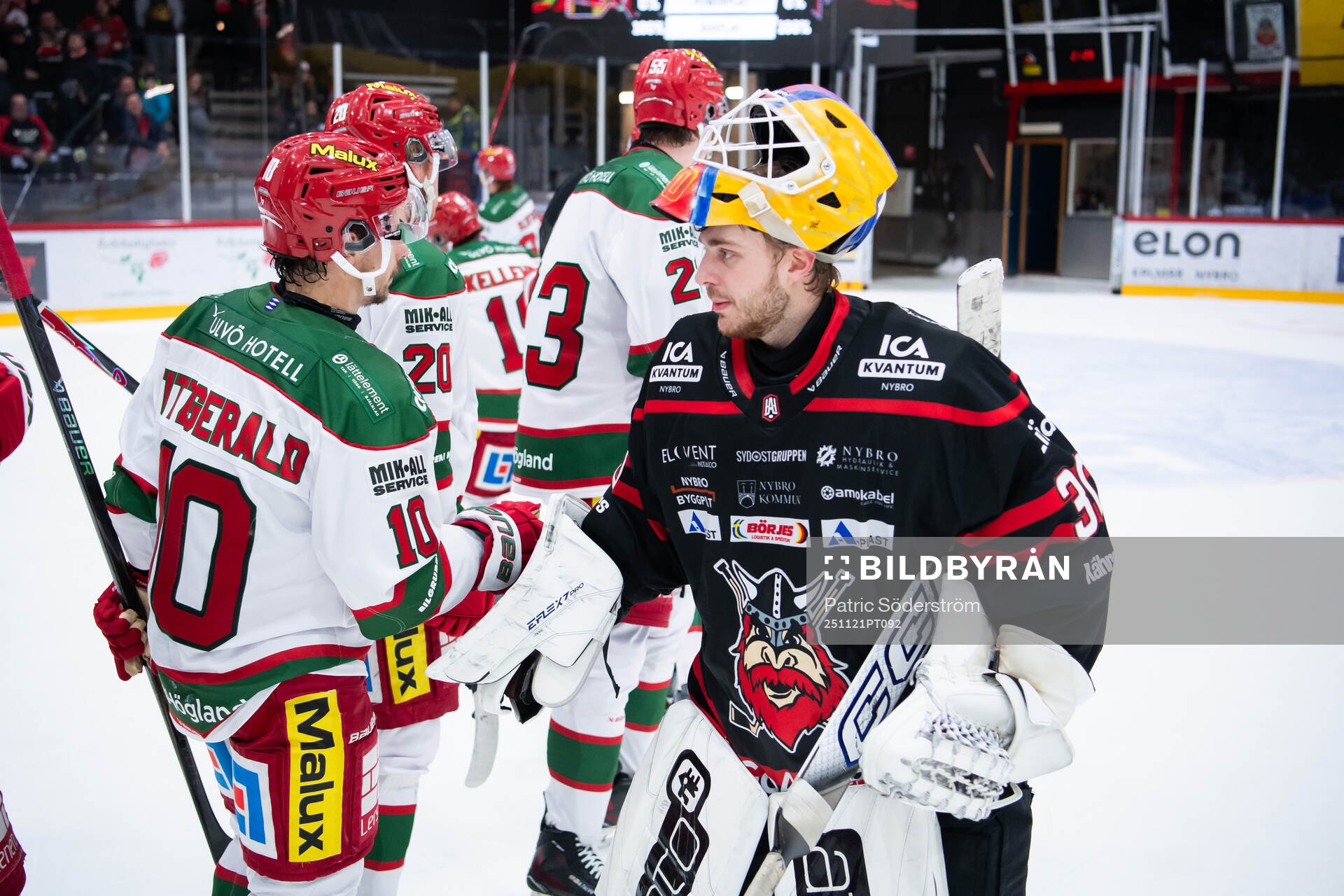 Nybro Vikings målvakt Hugo Hävelid jublar