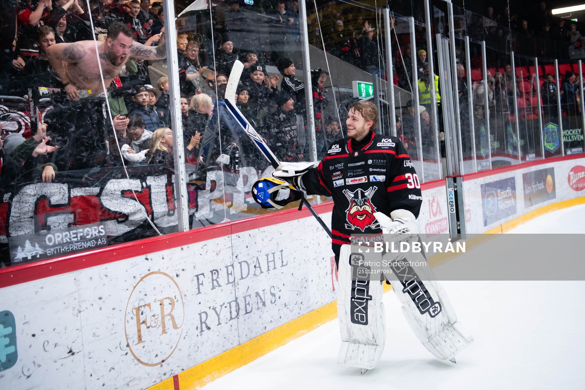 Nybro Vikings målvakt Hugo Hävelid jublar