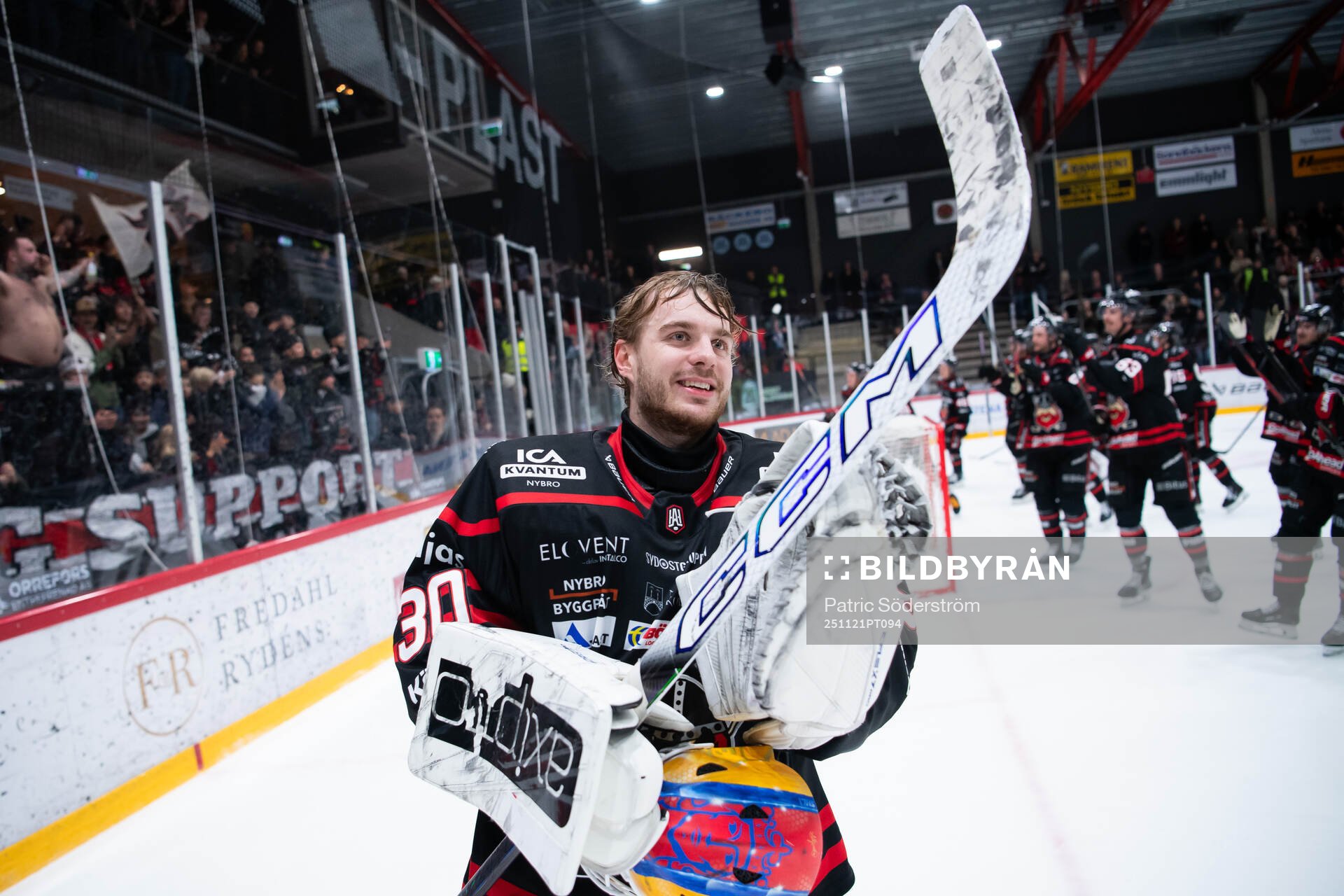 Nybro Vikings målvakt Hugo Hävelid jublar