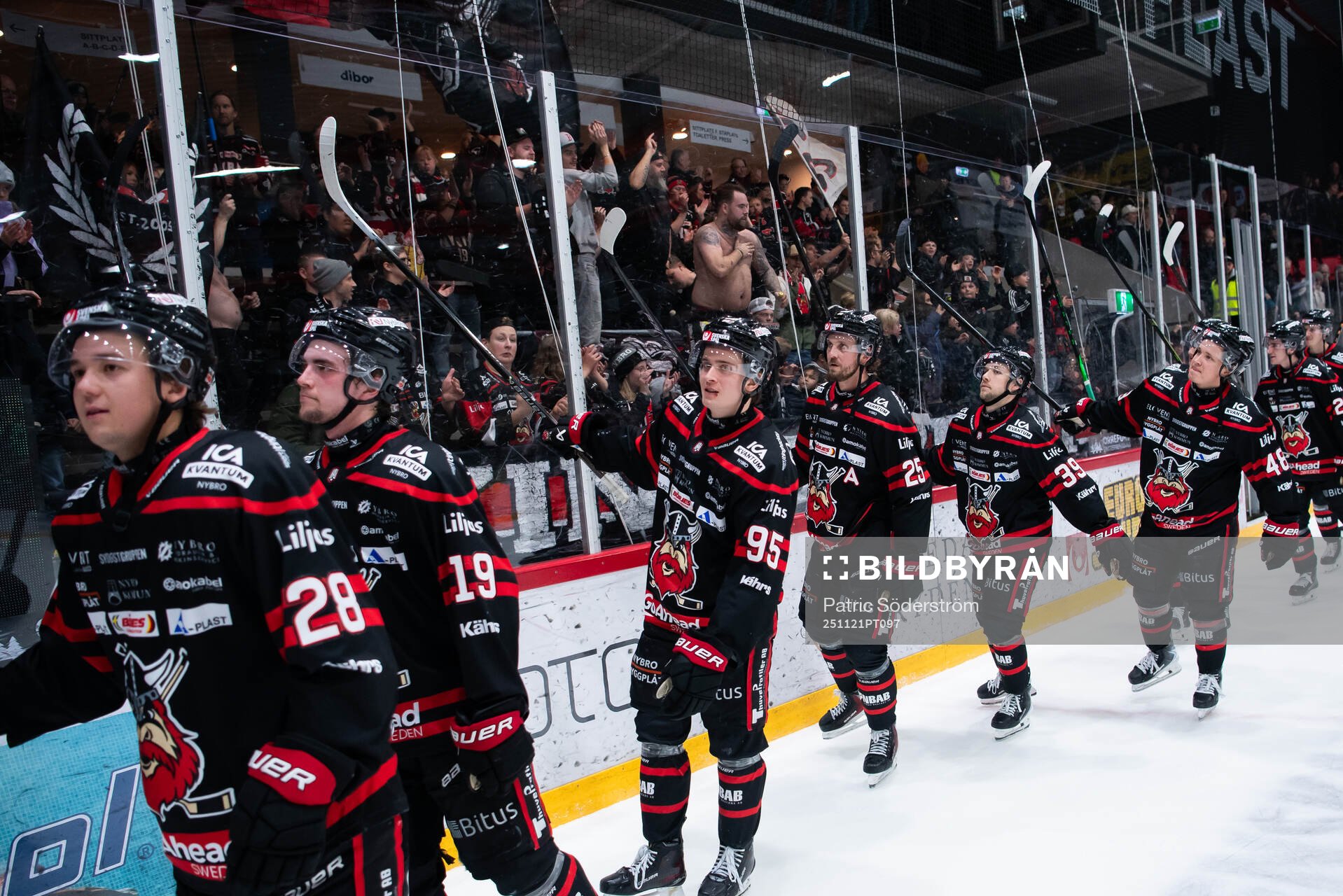 Nybro Vikings spelare jublar