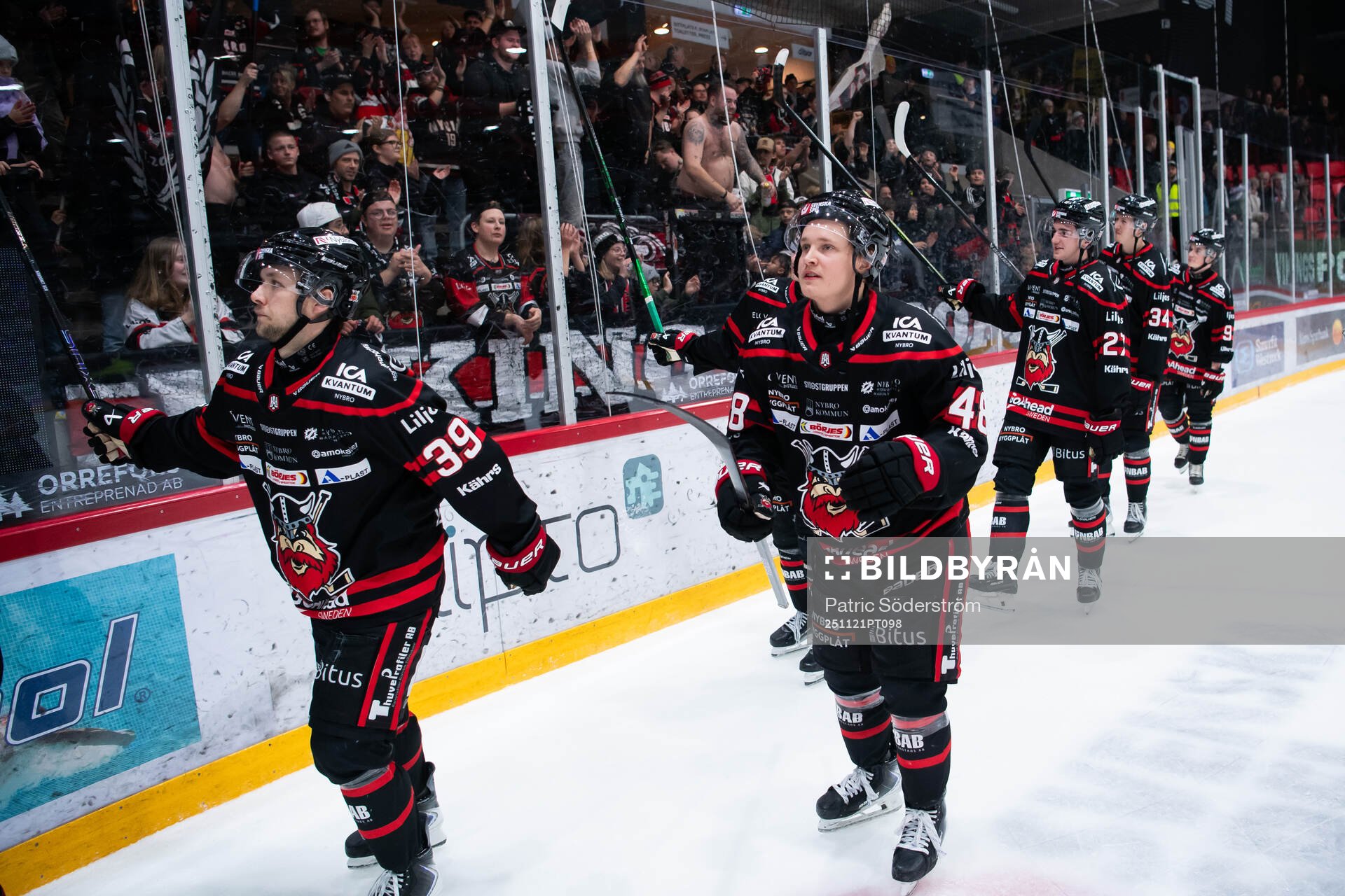 Nybro Vikings spelare jublar