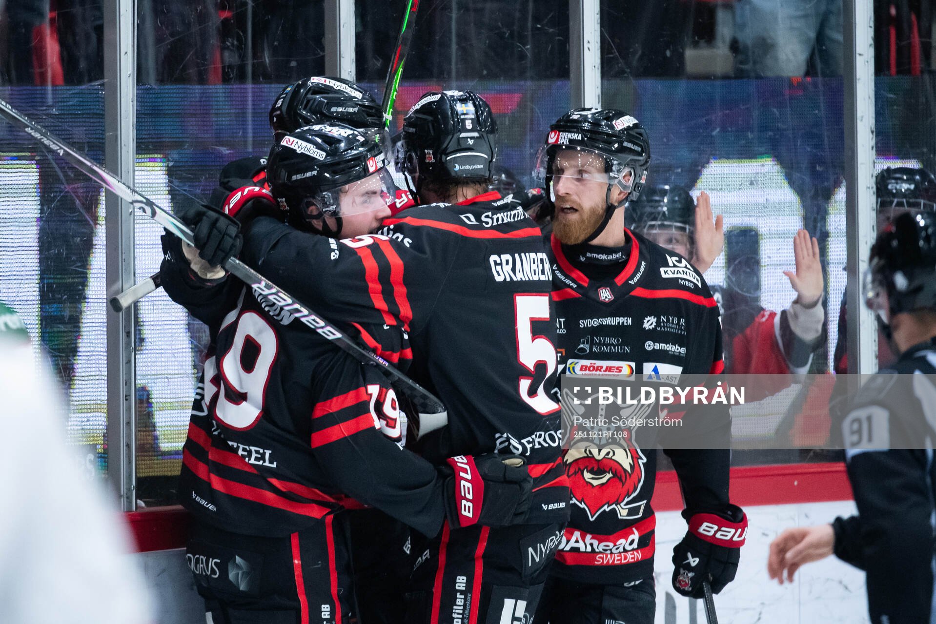 Nybro Vikings spelare jublar
