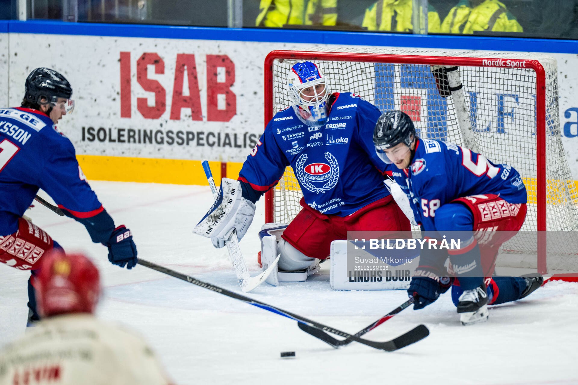 Oskarshamns Melker Eriksson, målvakt Olof Glifford och