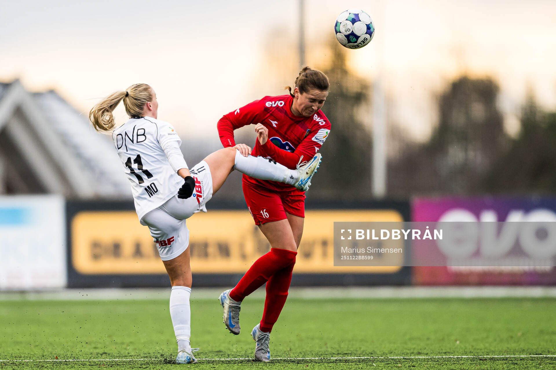 Andrine Mo of Åsane and Sofia Susnic Krossøy of Røa