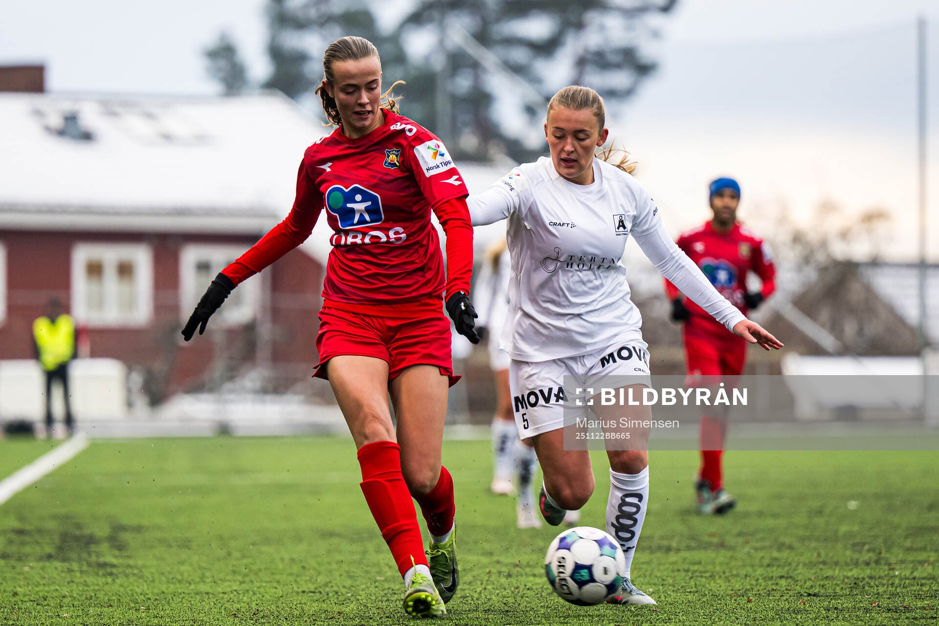 Elle Ulstein of Røa and Madeleine Veivåg of Åsane