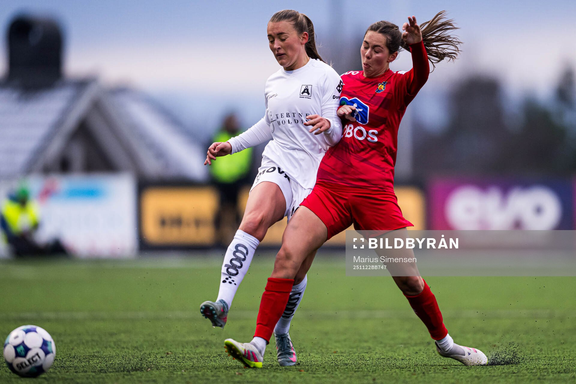 Madeleine Veivåg of Åsane and Julie Steen of Røa