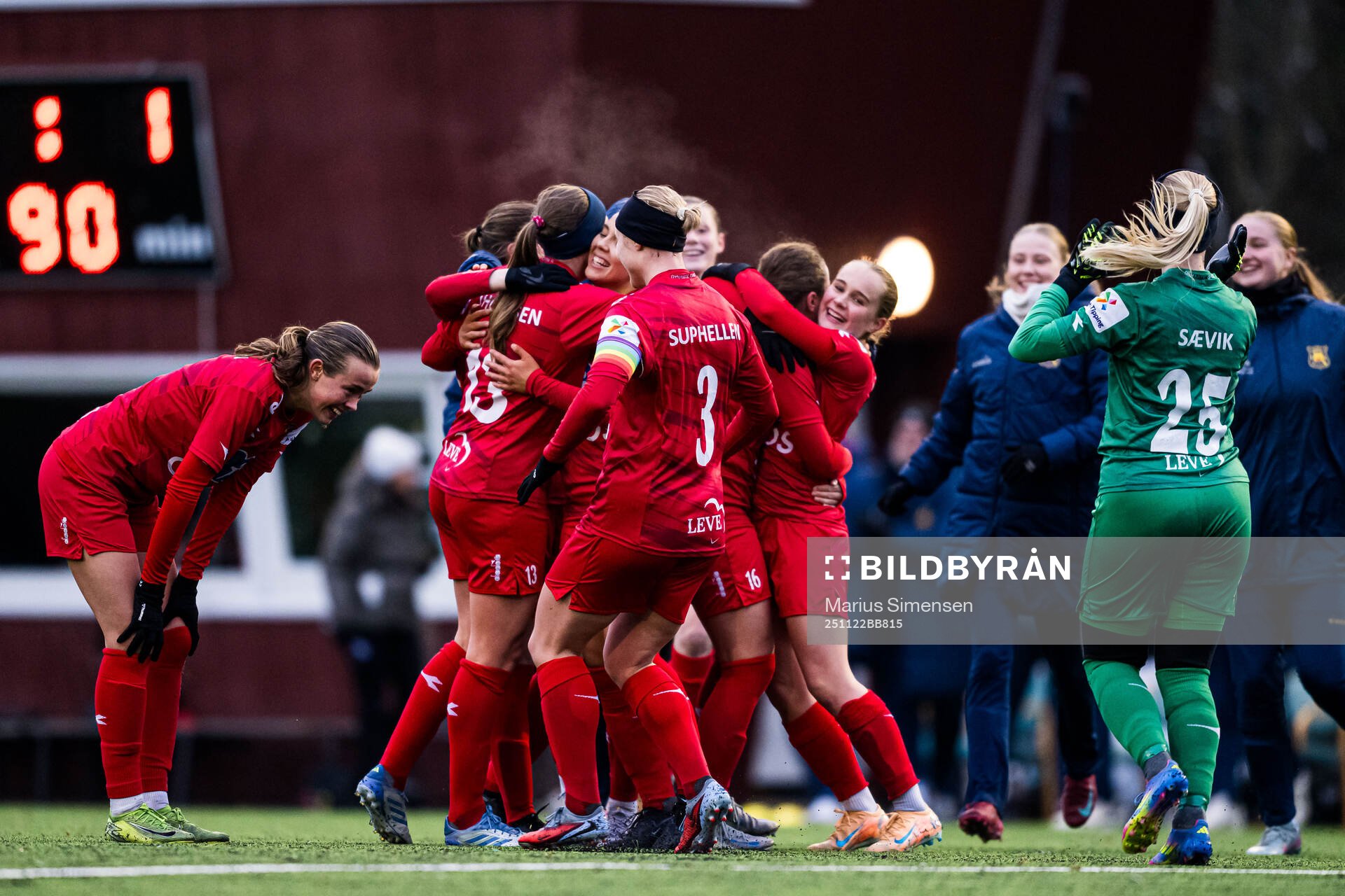 Players of Røa celebrates