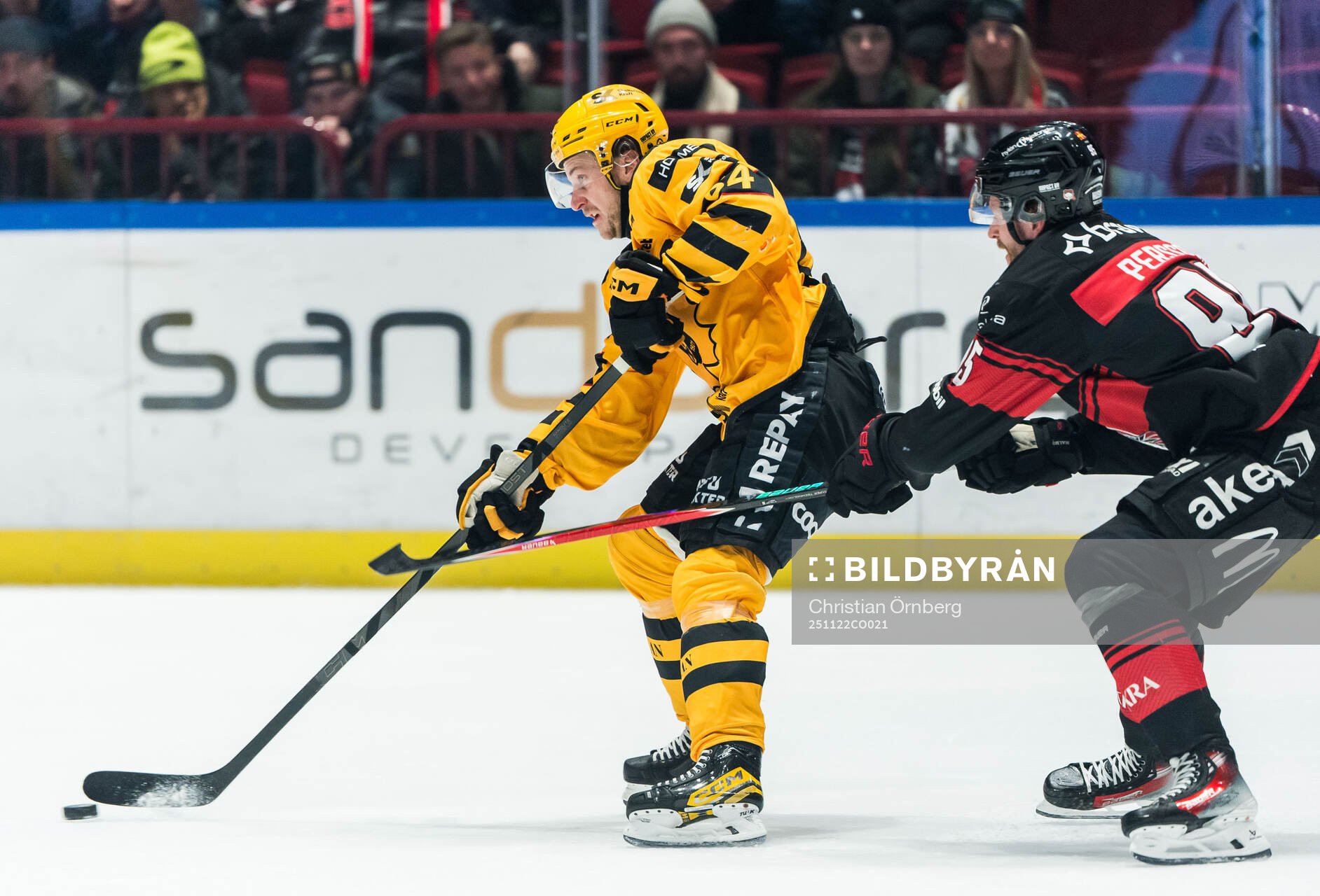 Skellefteås Jonathan Pudas och Malmö Redhawks Carl Persson