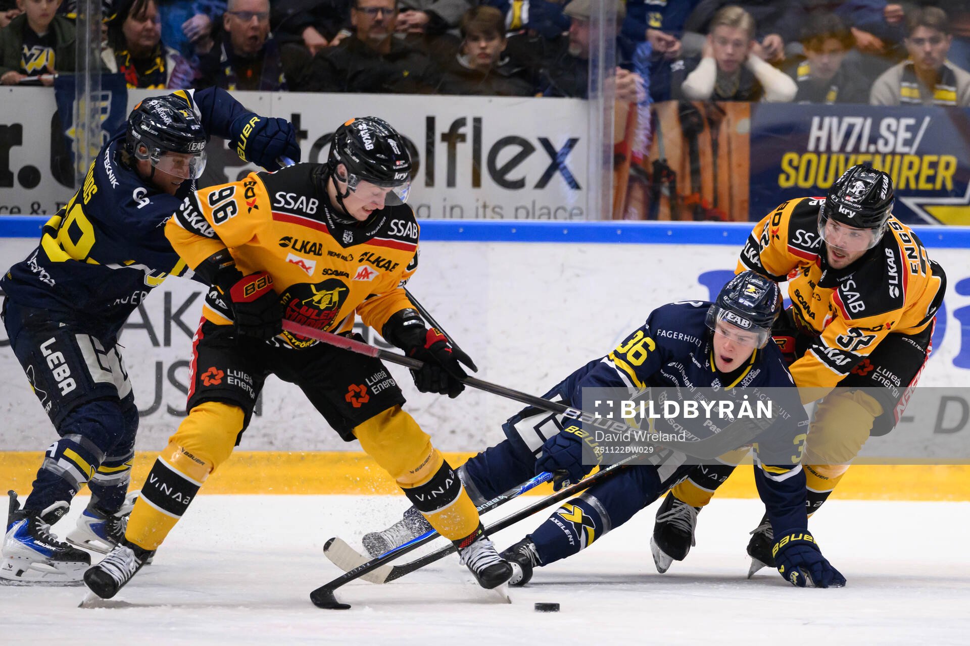 HV71s Martin Johnsen i en kamp mot Luleås Oscar Engsund