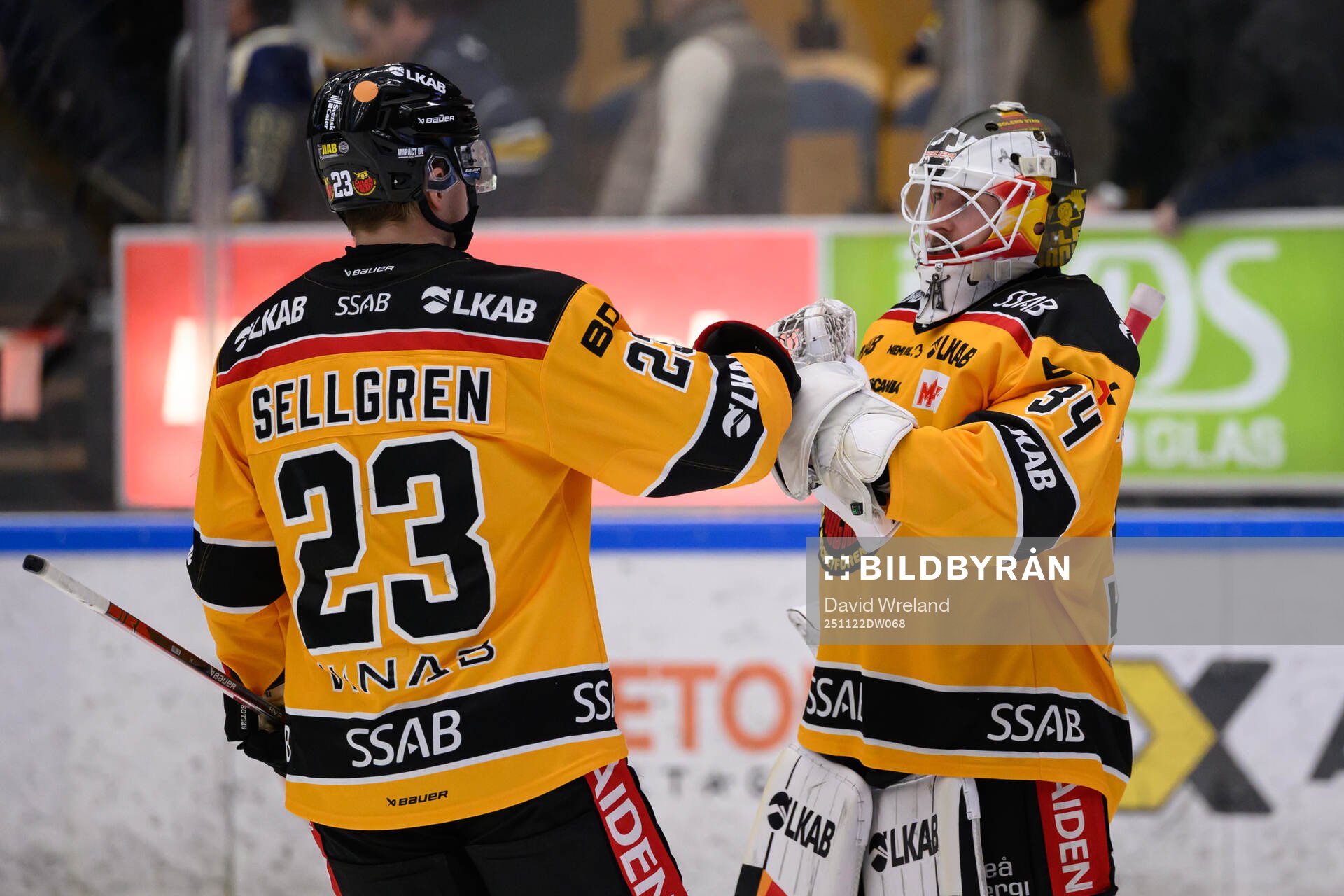 Luleås Jesper Sellgren och målvakt Joel Lassinantti jublar