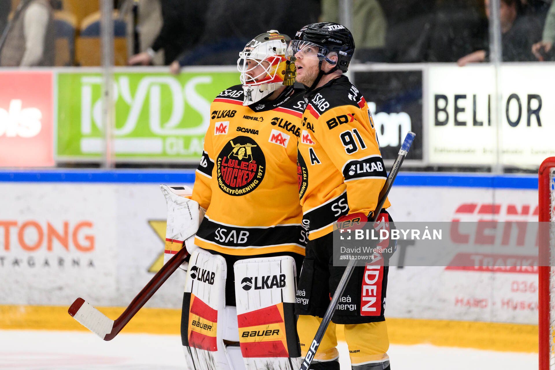 Luleås målvakt Joel Lassinantti och Brian O'Neill  jublar