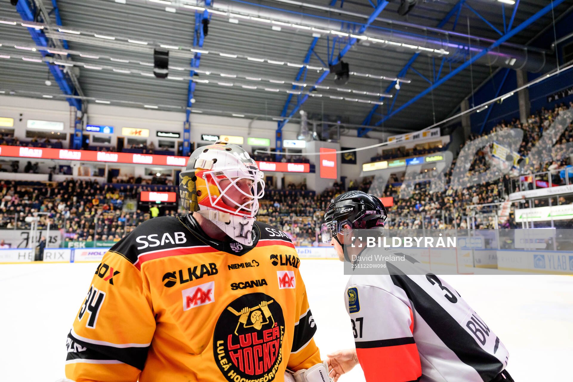 Luleås målvakt Joel Lassinantti och Domare Johan Wedin