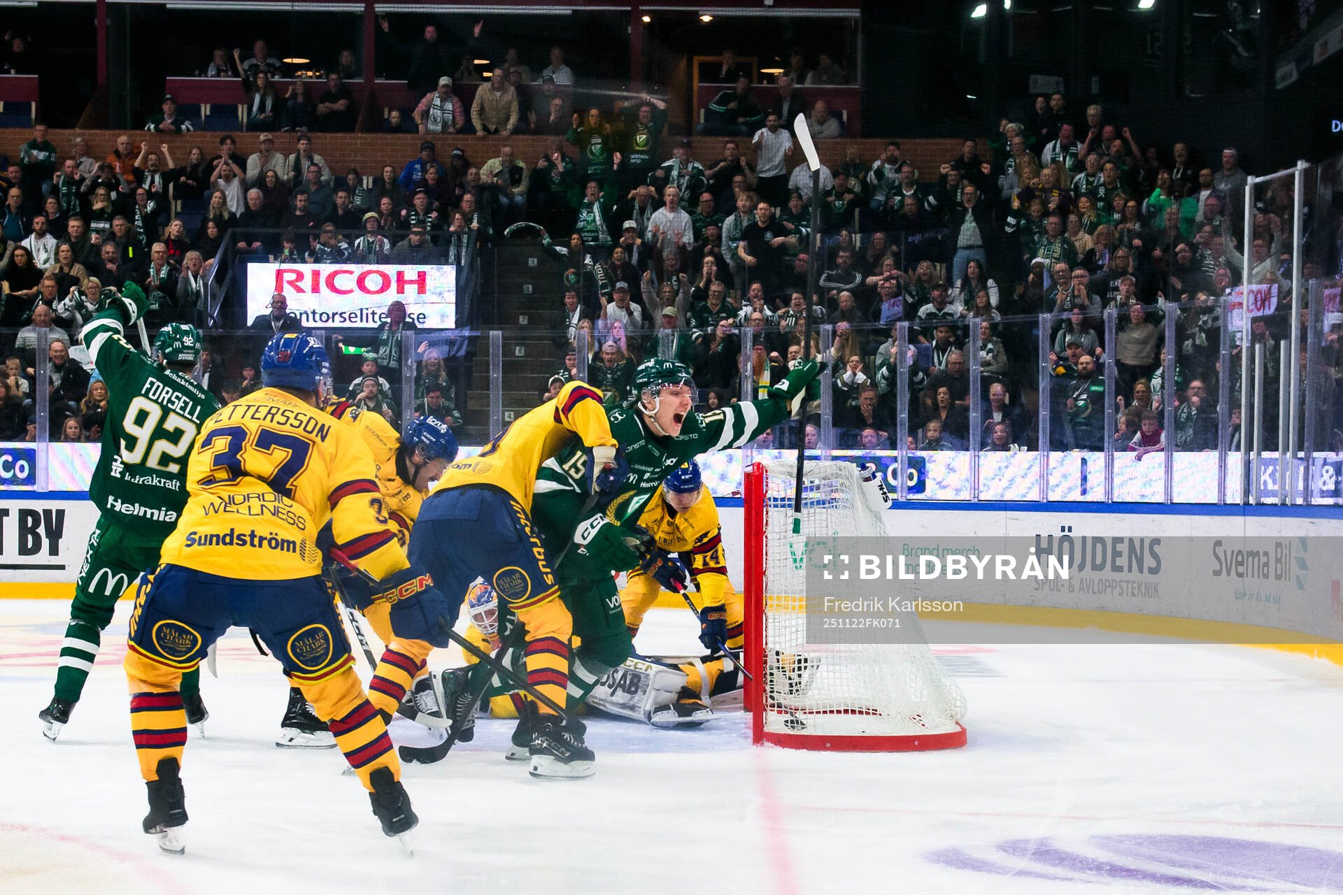Färjestads Jack Berglund skjuter 2-0 bakom Djurgårdens