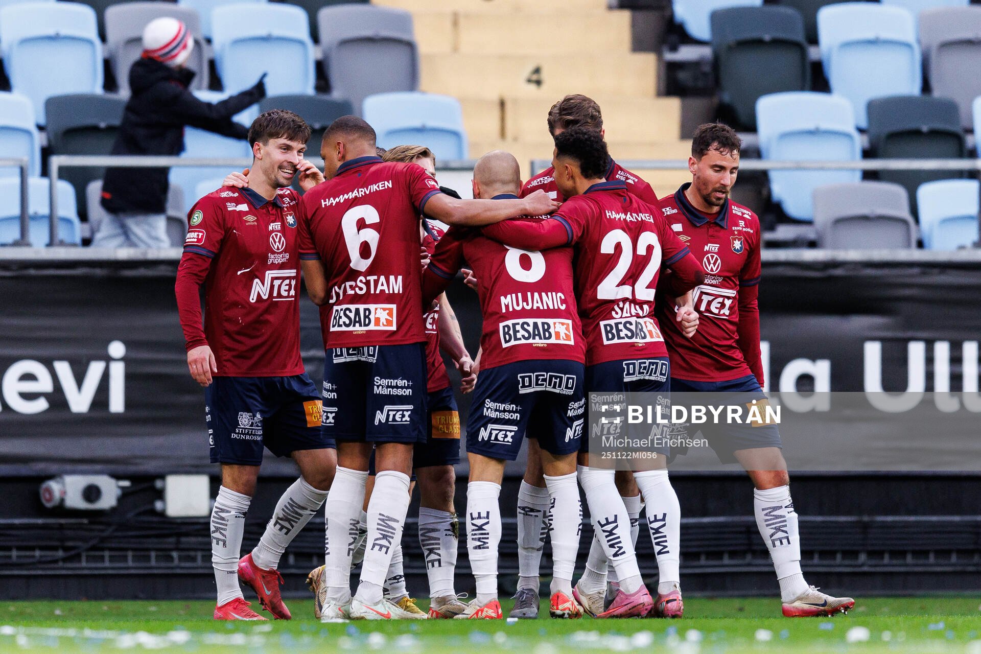 Örgrytes spelare jublar med Daniel Paulson