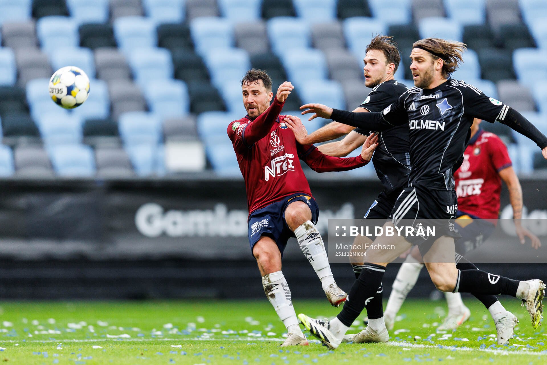Örgrytes Jonathan Azulay i en kamp mot IFK Norrköpings