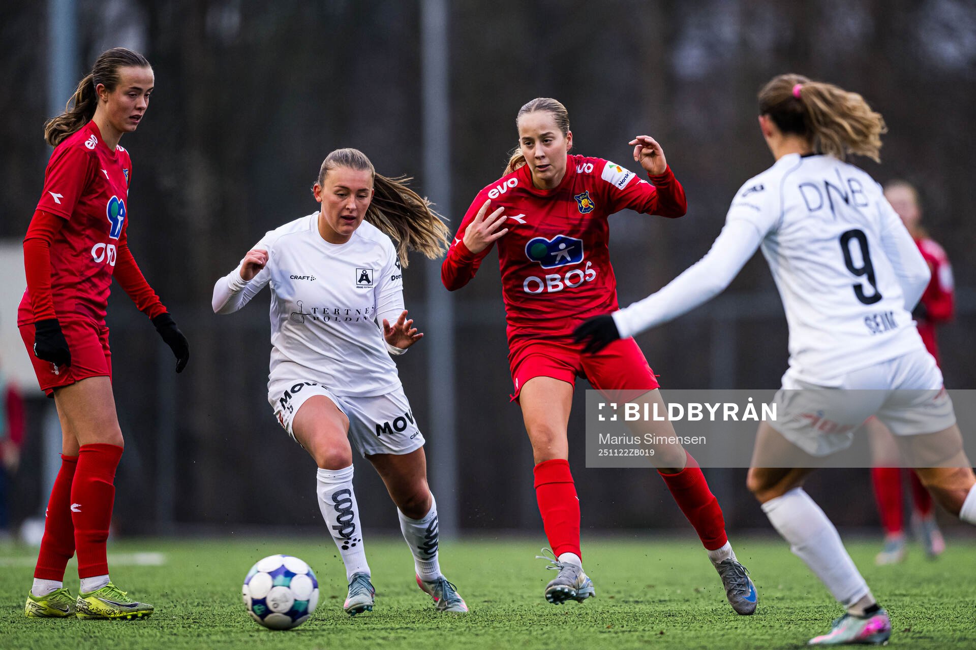 Madeleine Veivåg of Åsane and Mina Bell Folland of Røa