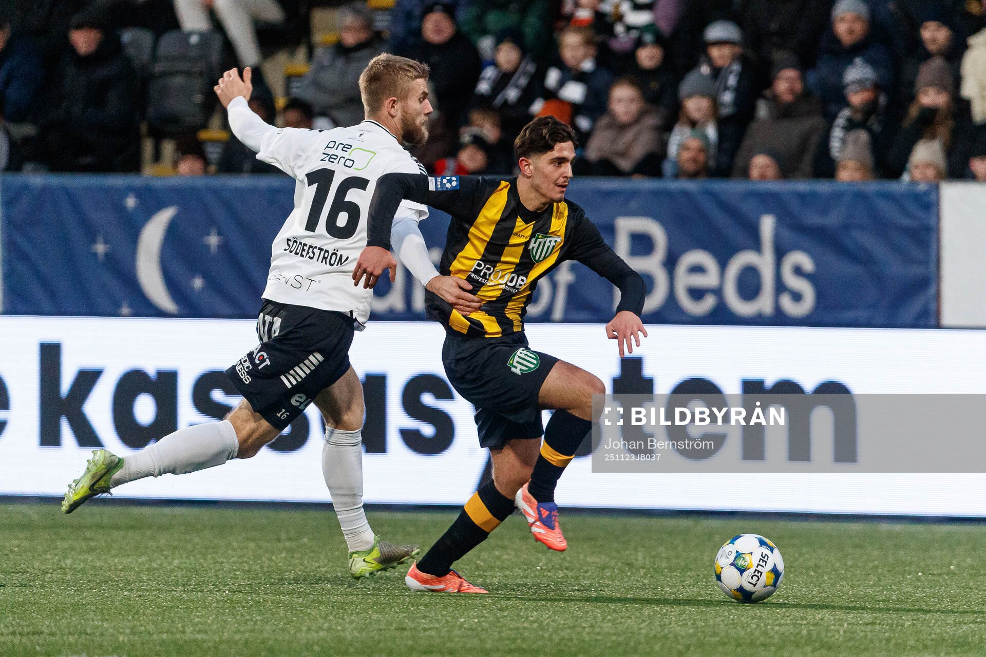 Örebros Hampus Söderström och Hammarby TFFs Adrian Lahdo
