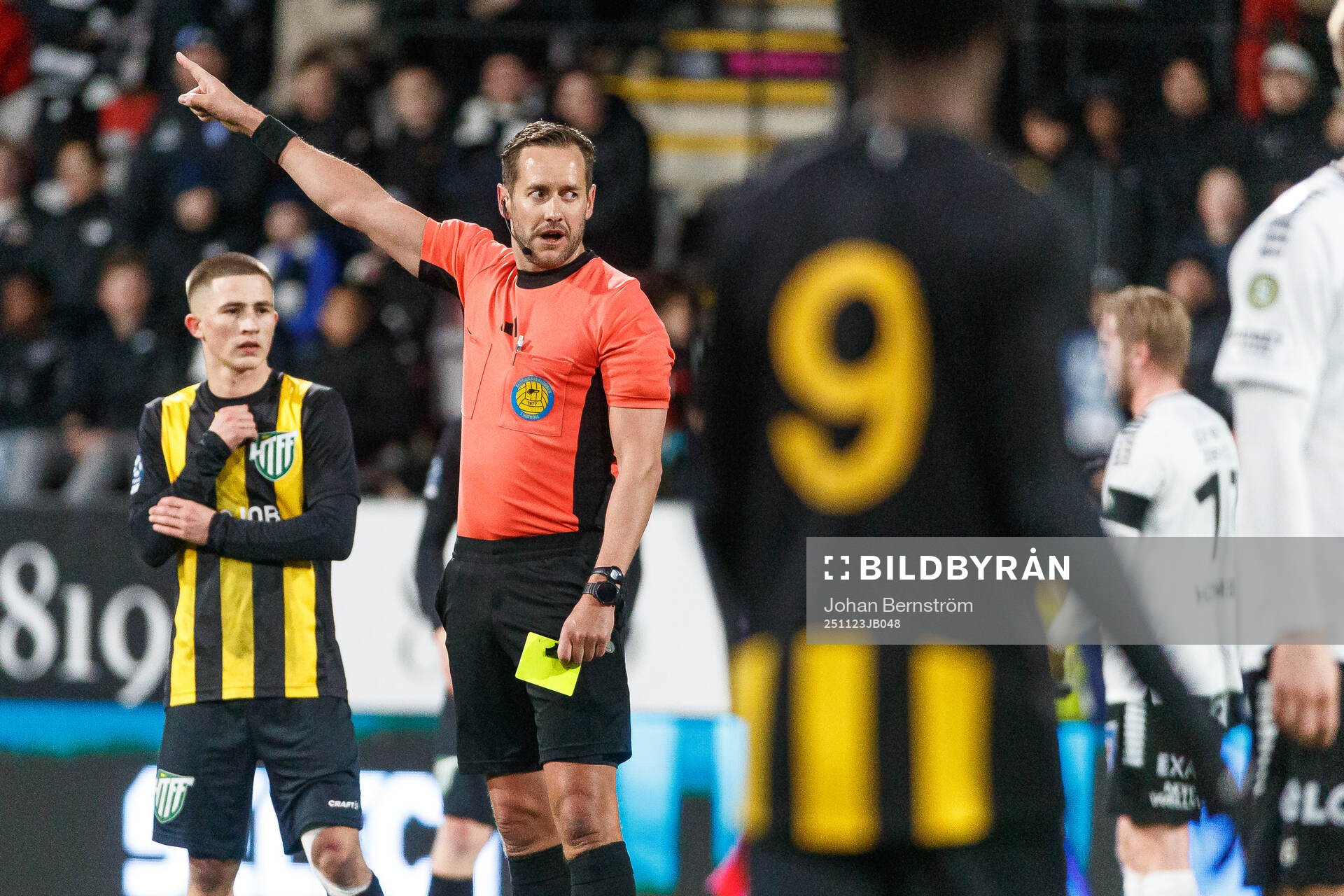 Domare Victor Wolf tilldelar Örebros Karl Holmberg ett