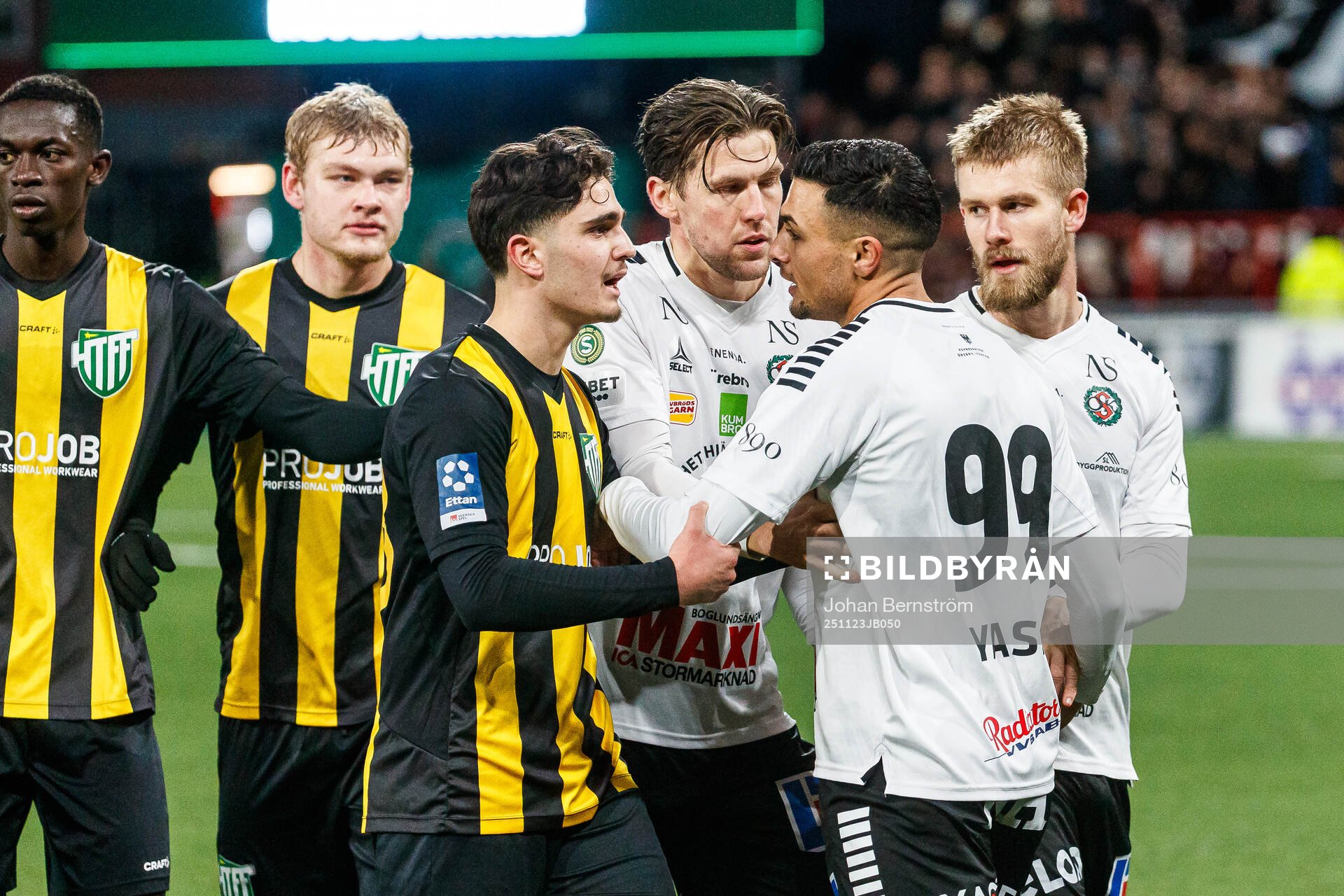 Hammarby TFFs Adrian Lahdo och Örebros Ahmed Yasin