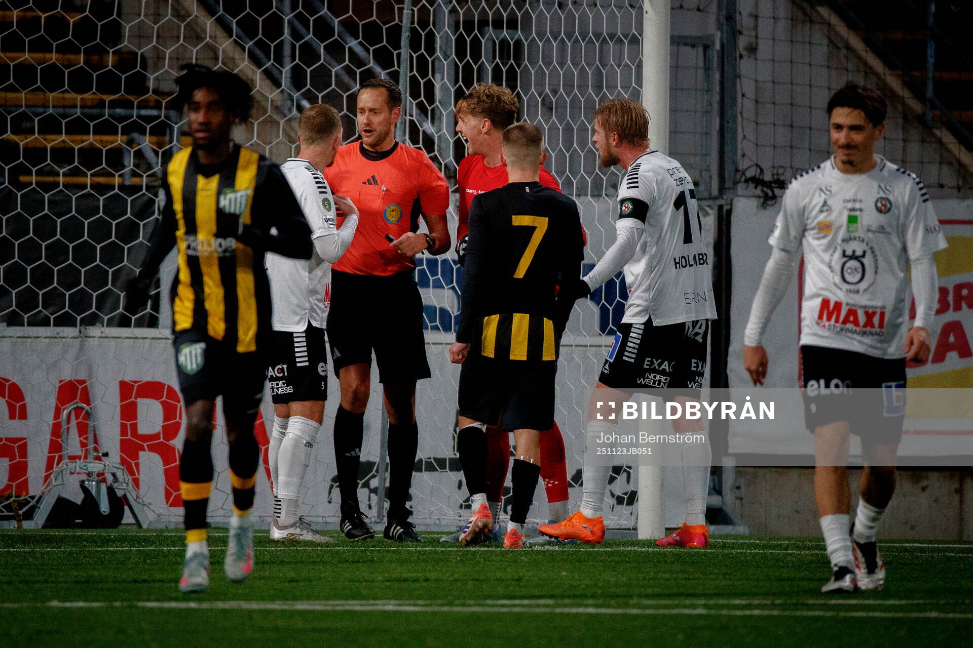 Örebros Jesper Modig i samband med bortdömda 2-0 målet