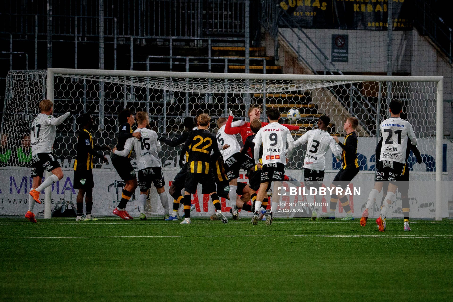 Örebros Jesper Modig i samband med bortdömda 2-0 målet