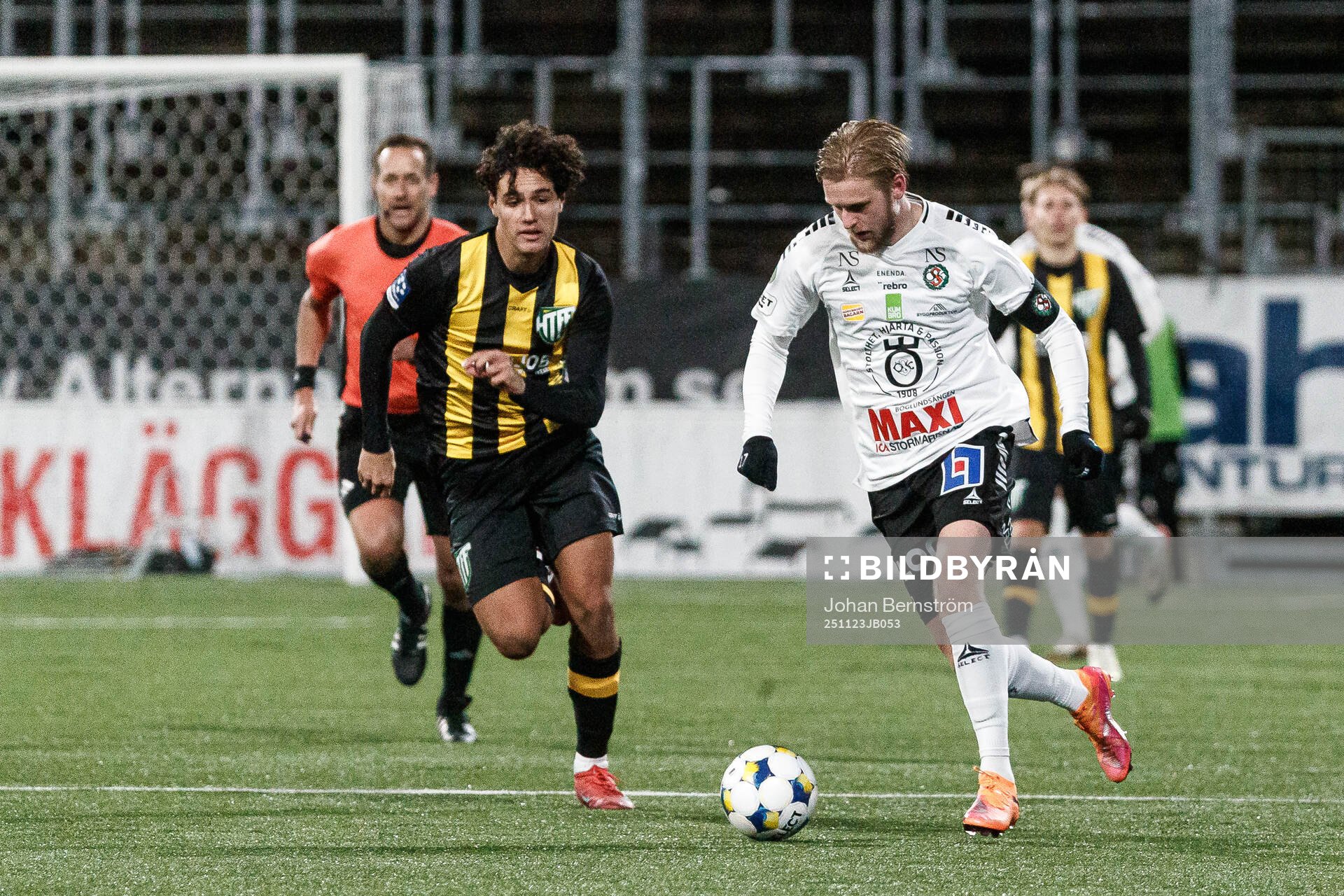 Hammarby TFFs Jordan Simpson och Örebros Karl Holmberg