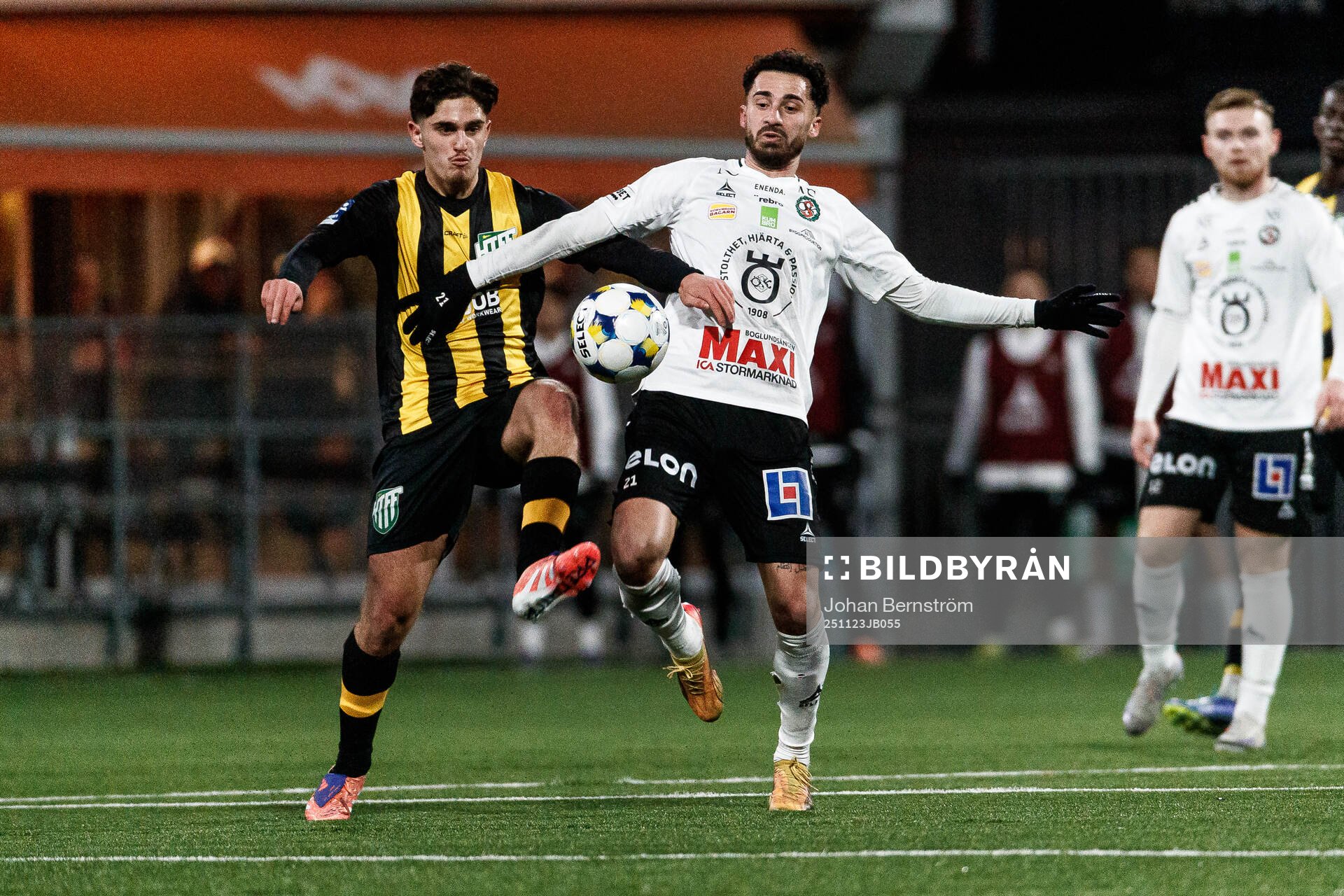 Hammarby TFFs Adrian Lahdo och Örebros Simon Amin