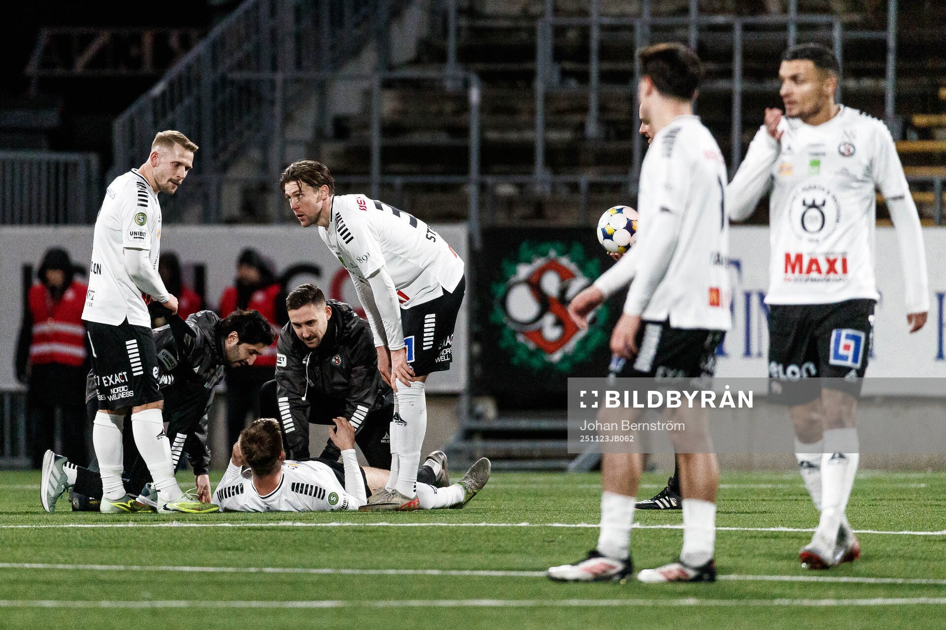 Örebros Hampus Söderström har ont och får vård