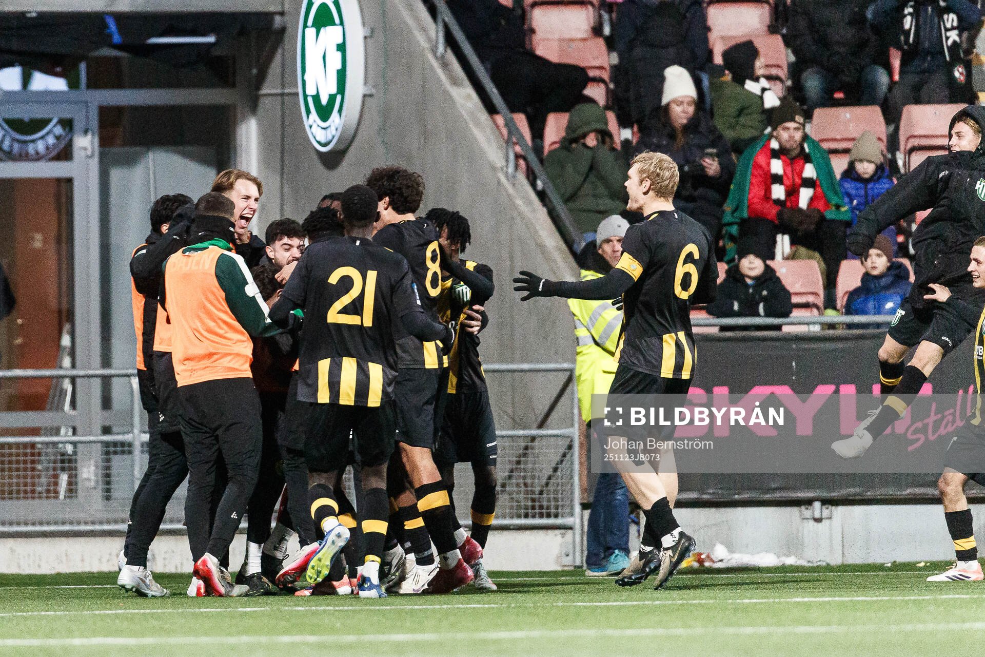 Hammarby TFFs Adrian Lahdo jublar