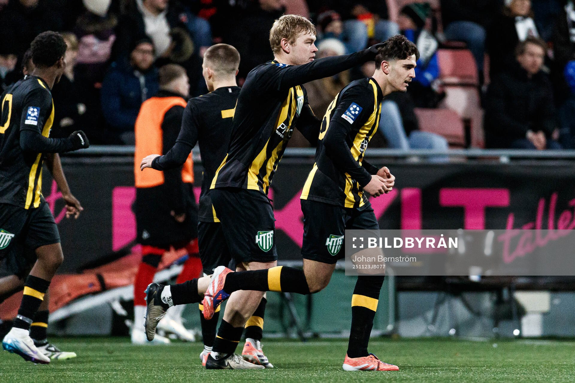 Hammarby TFFs Adrian Lahdo jublar