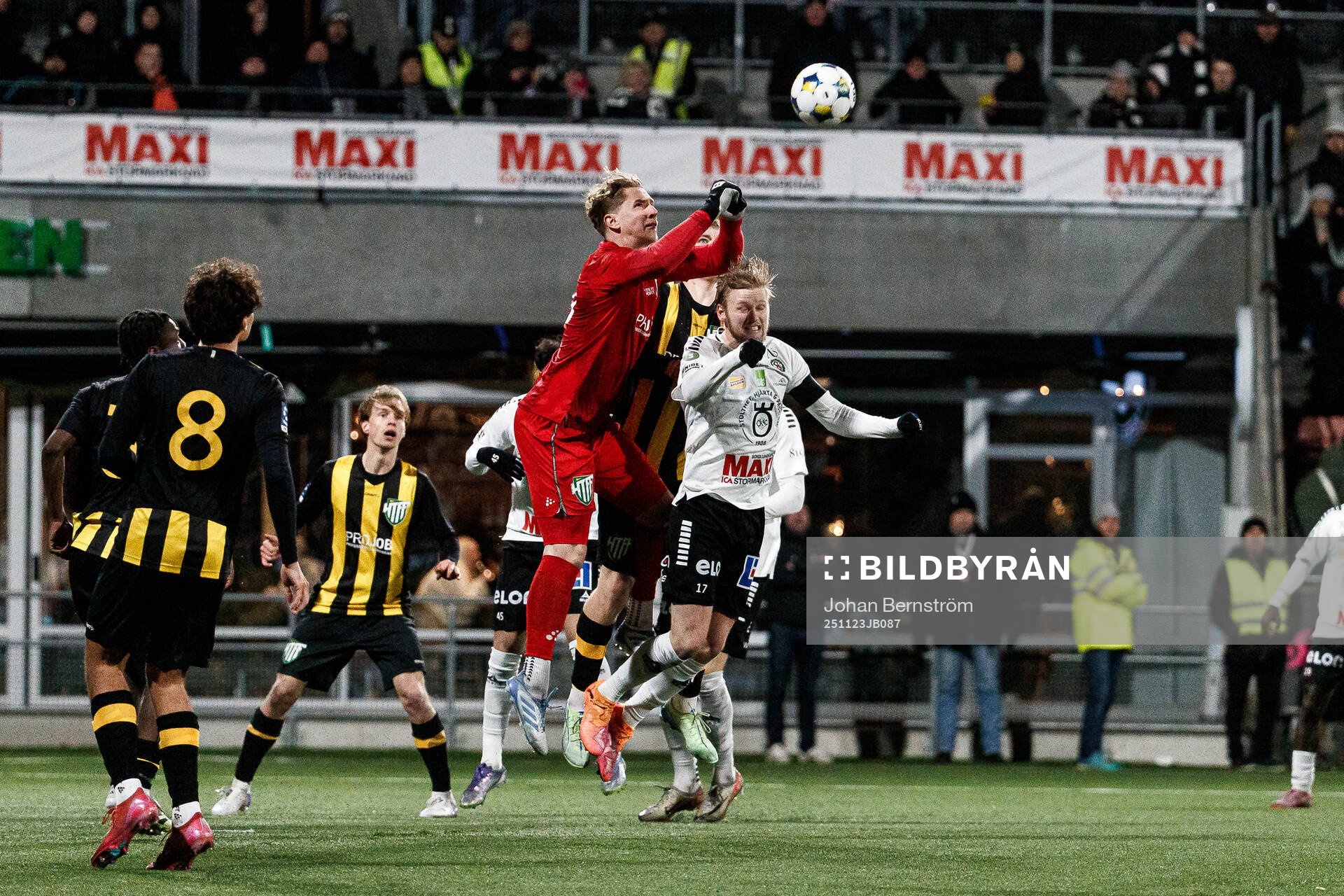 Hammarby TFFs målvakt Amar Dzevlan och Örebros Karl