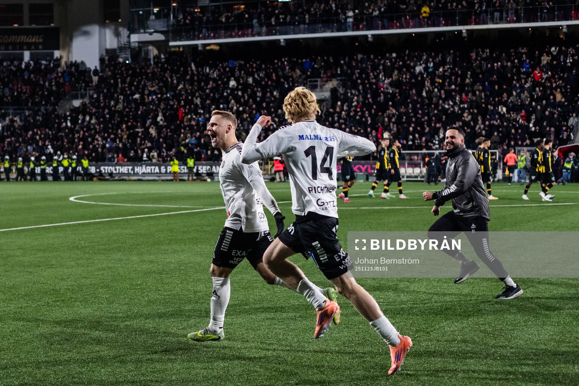 Örebros Erik Andersson jublar med Ludvig Richtnér jublar