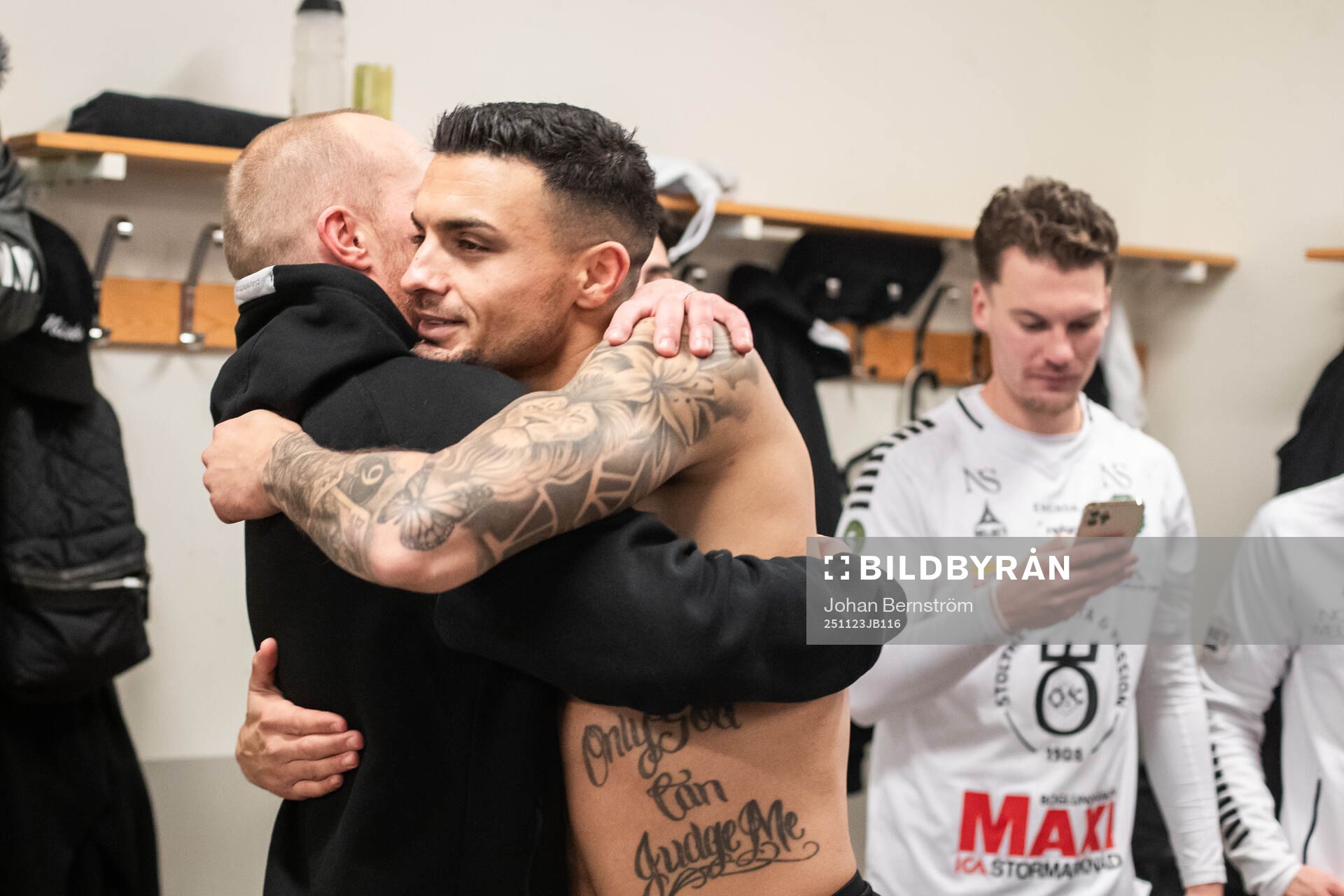 Örebros Ahmed Yasin jublar med tränare Patrik Haginge i