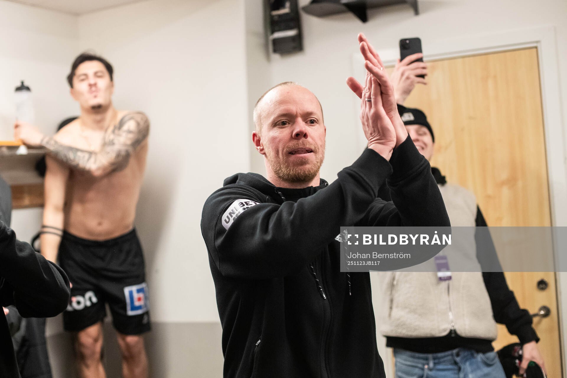Örebros tränare Patrik Haginge jublar i omklädningsrummet