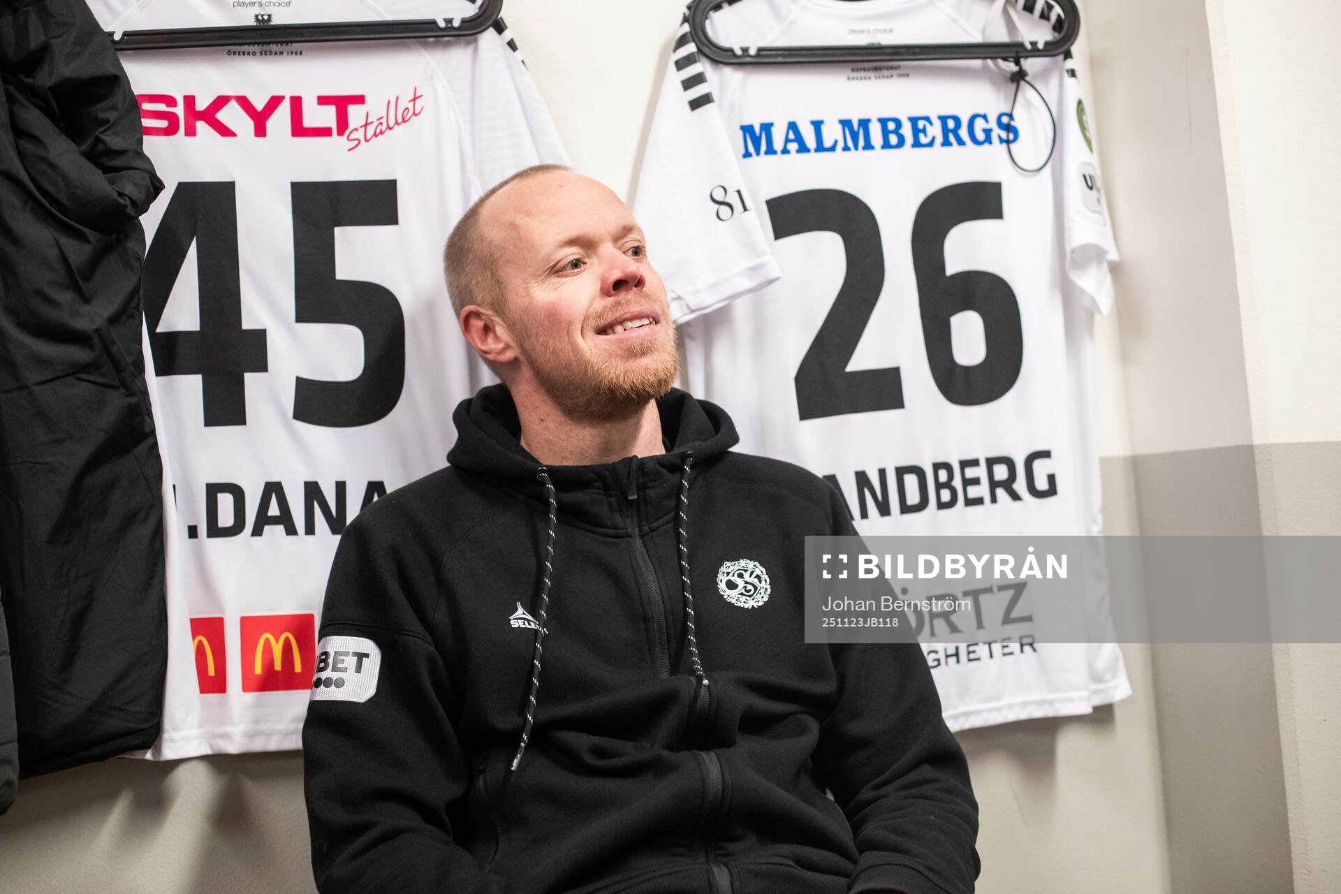 Örebros tränare Patrik Haginge jublar i omklädningsrummet