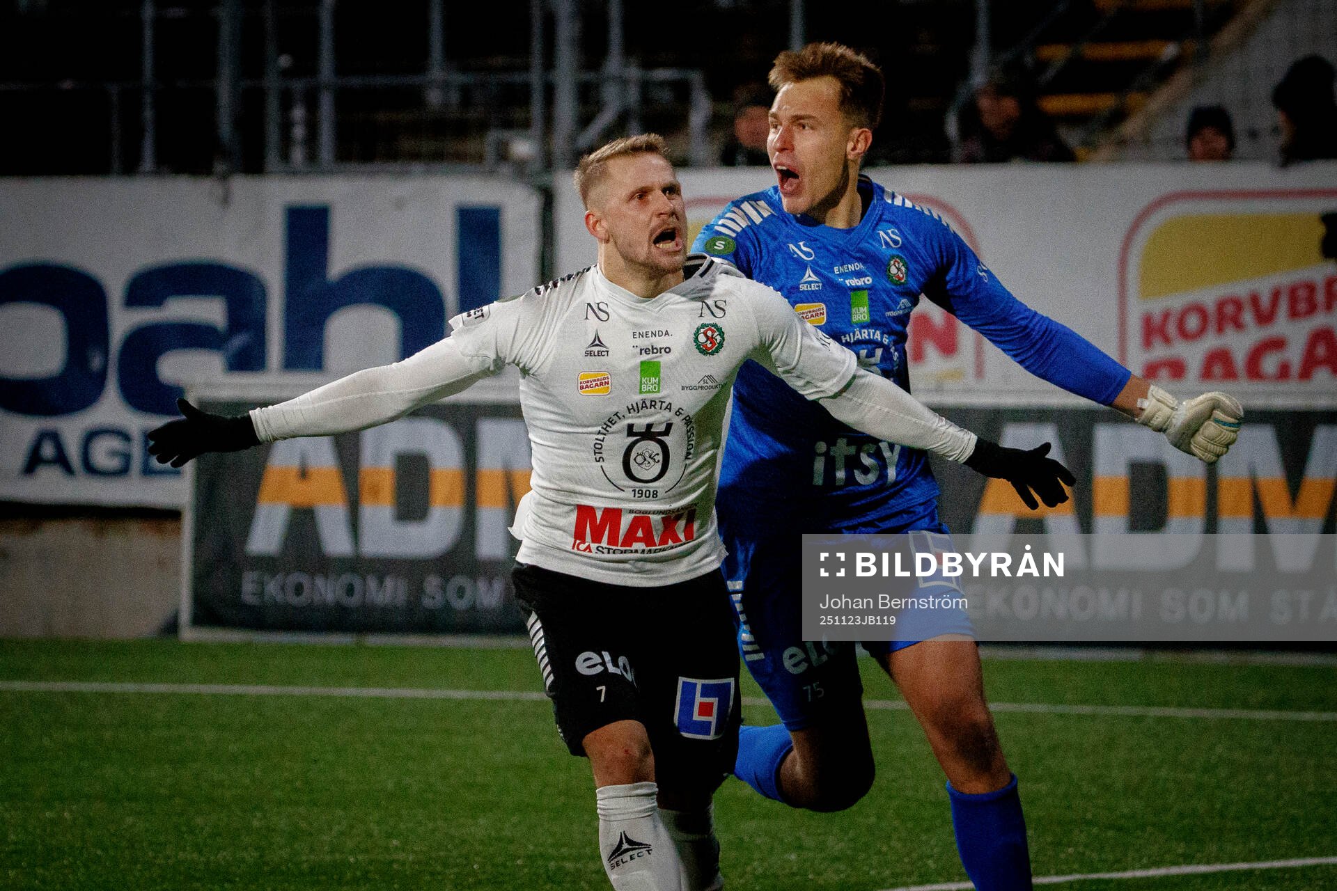 Örebros Erik Andersson och Jakub Ojrzynski jublar