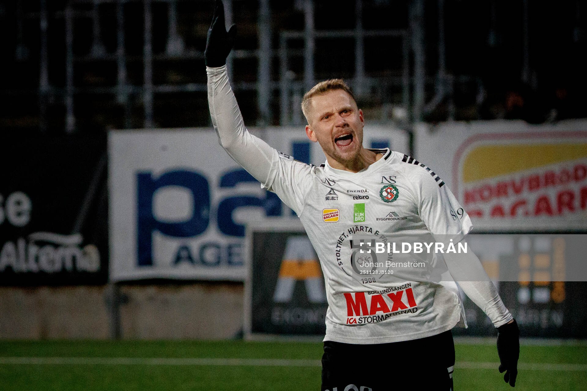 Örebros Erik Andersson jublar