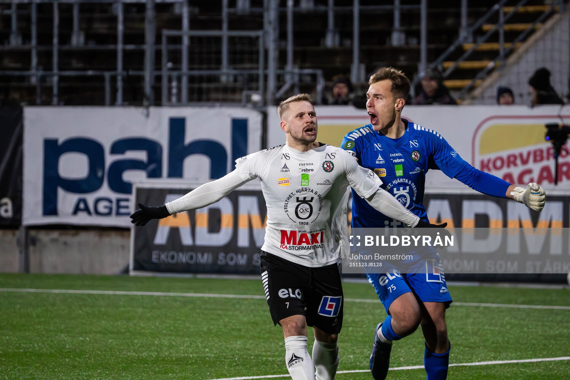 Örebros Erik Andersson och Jakub Ojrzynski jublar
