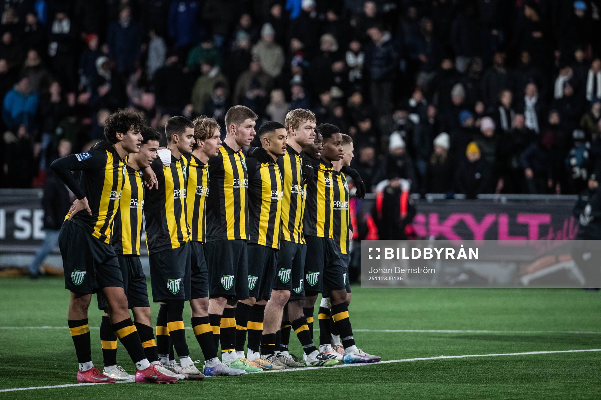 Hammarby TFFs spelare följer straffläggningen